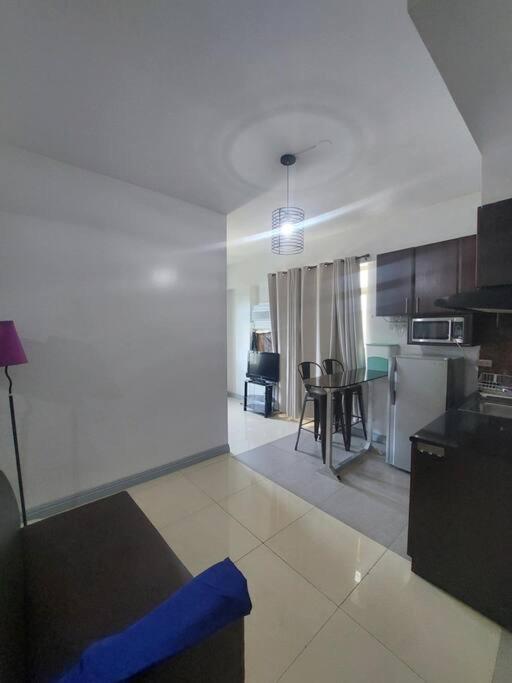 Deluxe Corner Studio Stamford McKinley Hill view 2