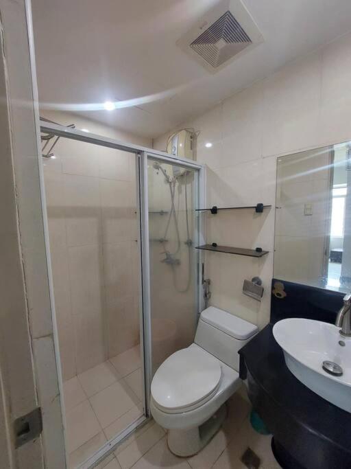 Deluxe Corner Studio Stamford McKinley Hill view 4