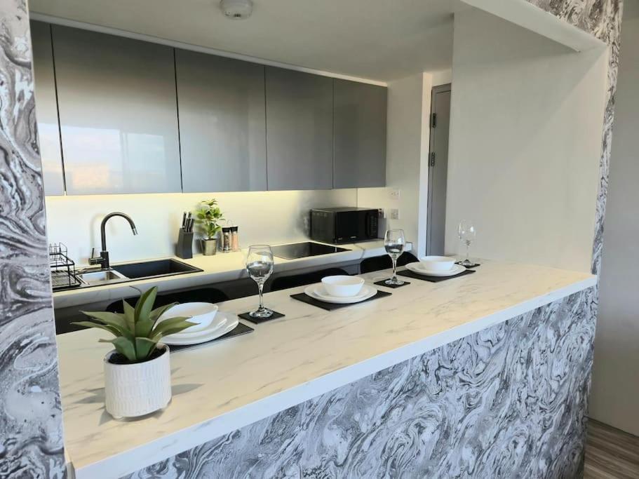 Modern Duplex Penthouse Panoramic Views & Parking view 4