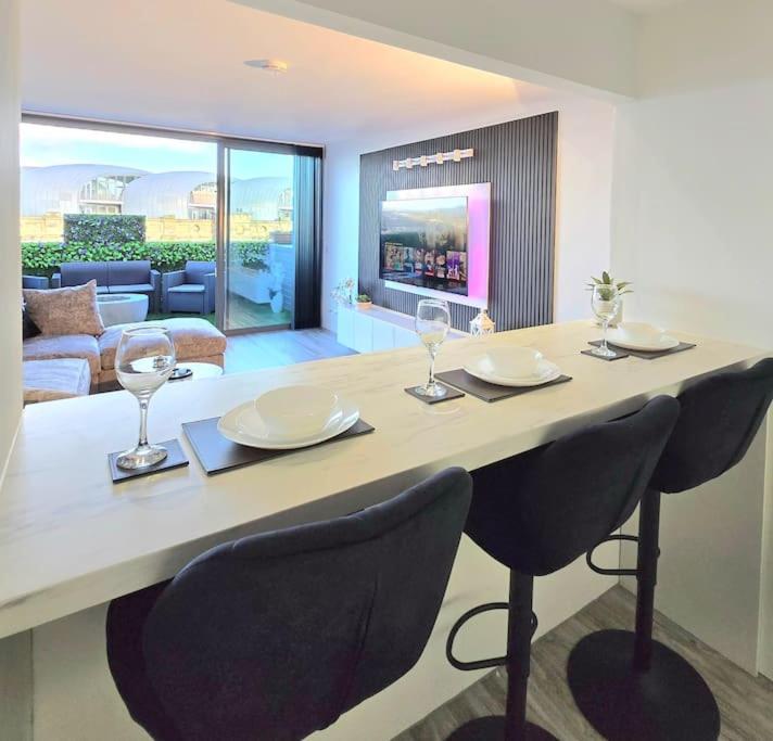 Modern Duplex Penthouse Panoramic Views & Parking view 5