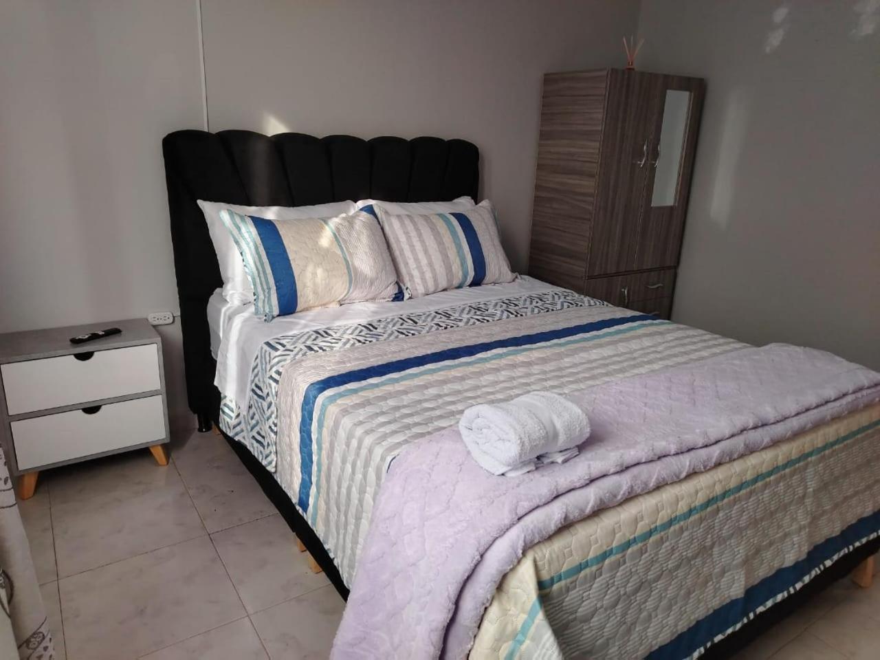 Dos Habitación independientes con Baño compartido