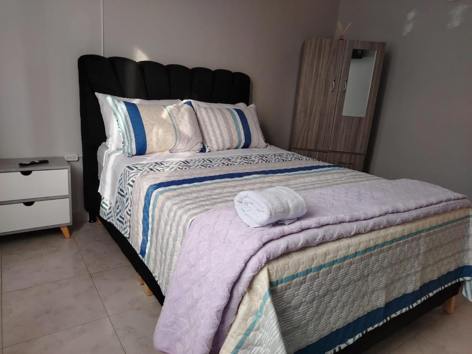 Dos Habitación independientes con Baño compartido