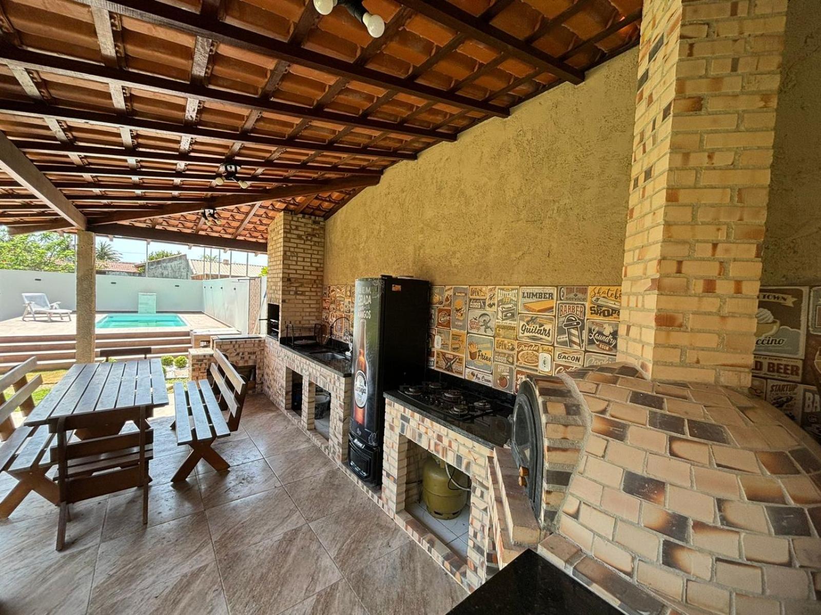 Casa com piscina, ar condicionado, campo de futebol e área gourmet a um quarteirão da lagoa de Praia Seca