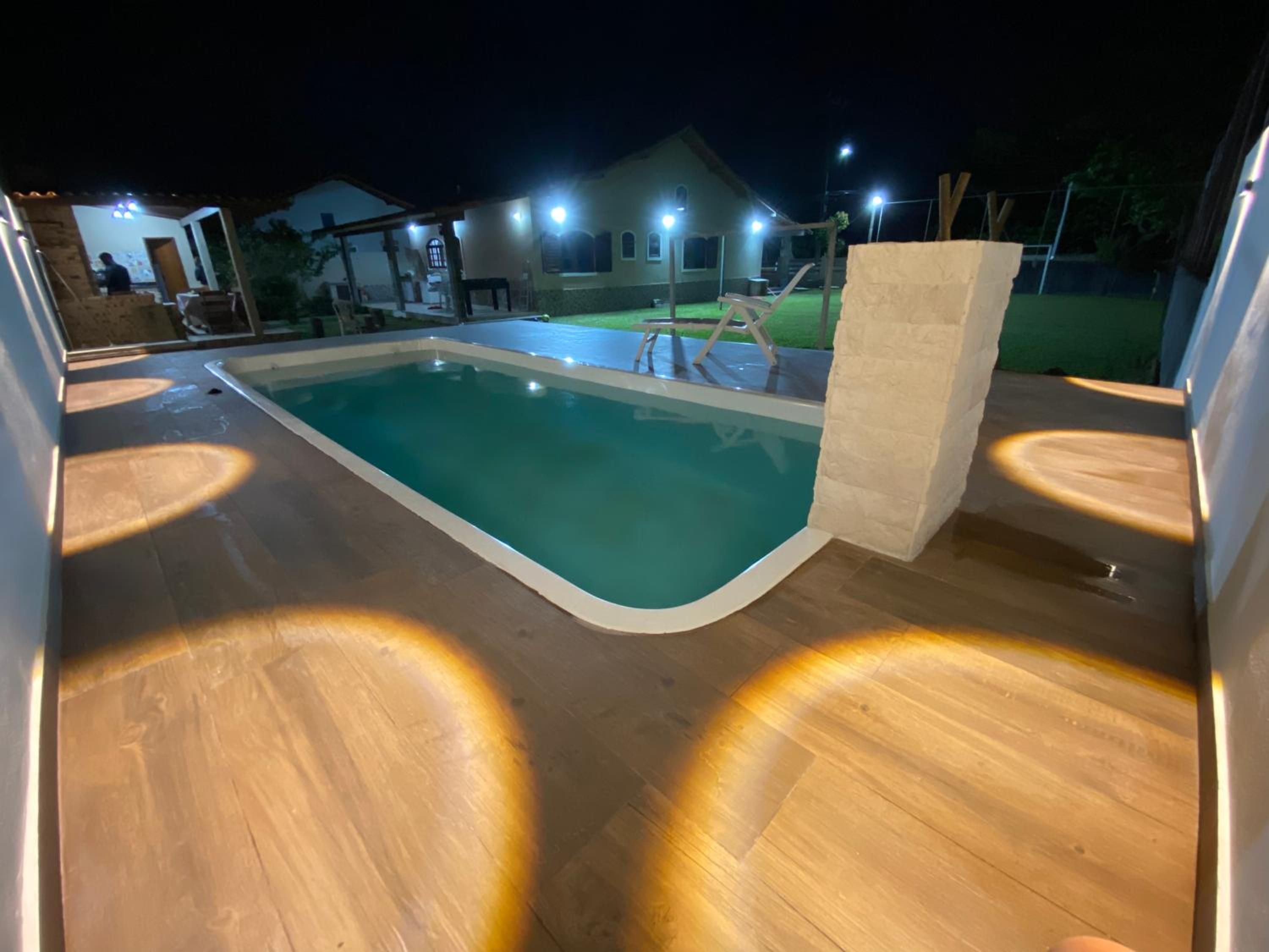 Casa com piscina, ar condicionado, campo de futebol e área gourmet a um quarteirão da lagoa de Praia Seca