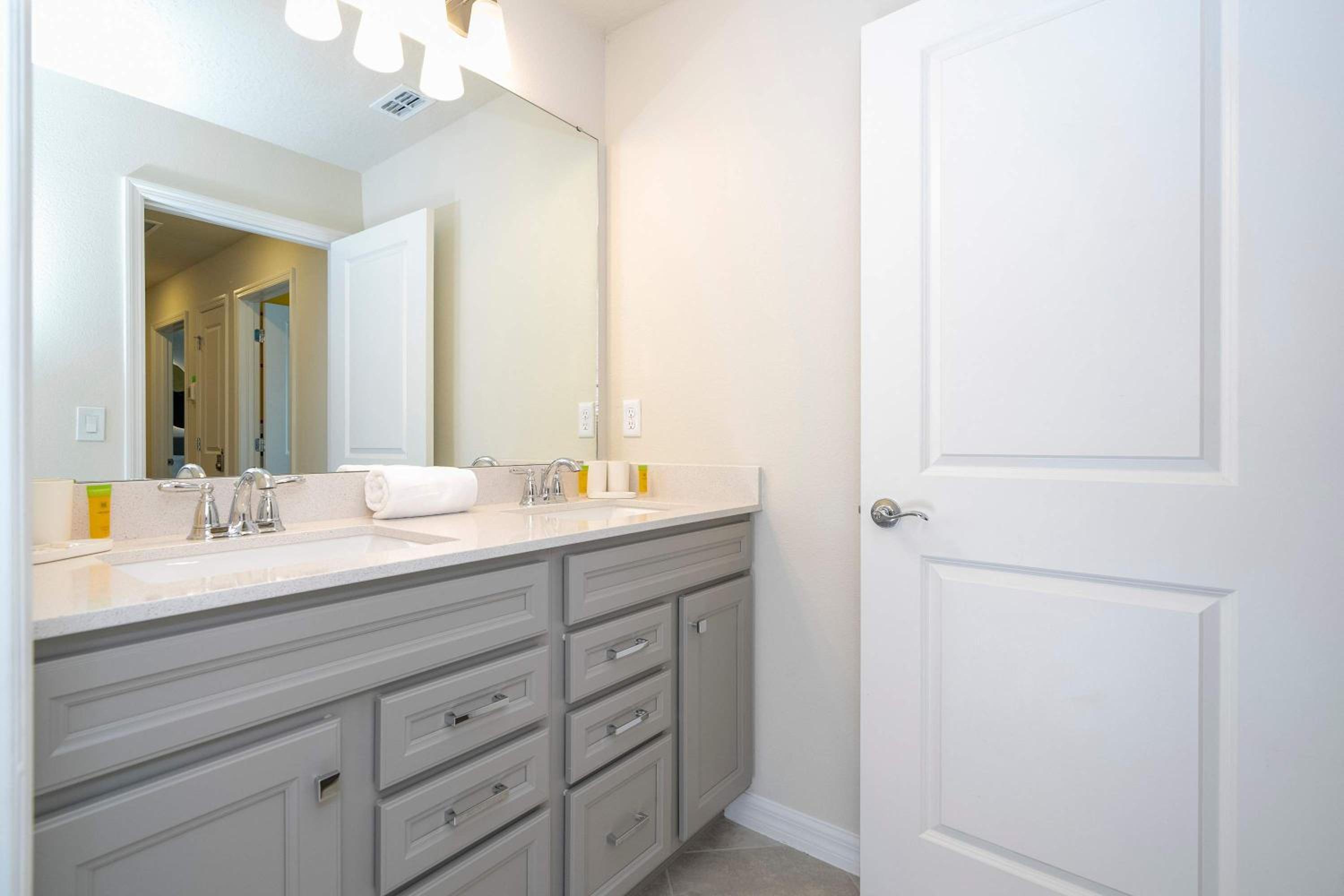 Luxury 5Bd Close to Disney with Pool at Windsor Cay 1285