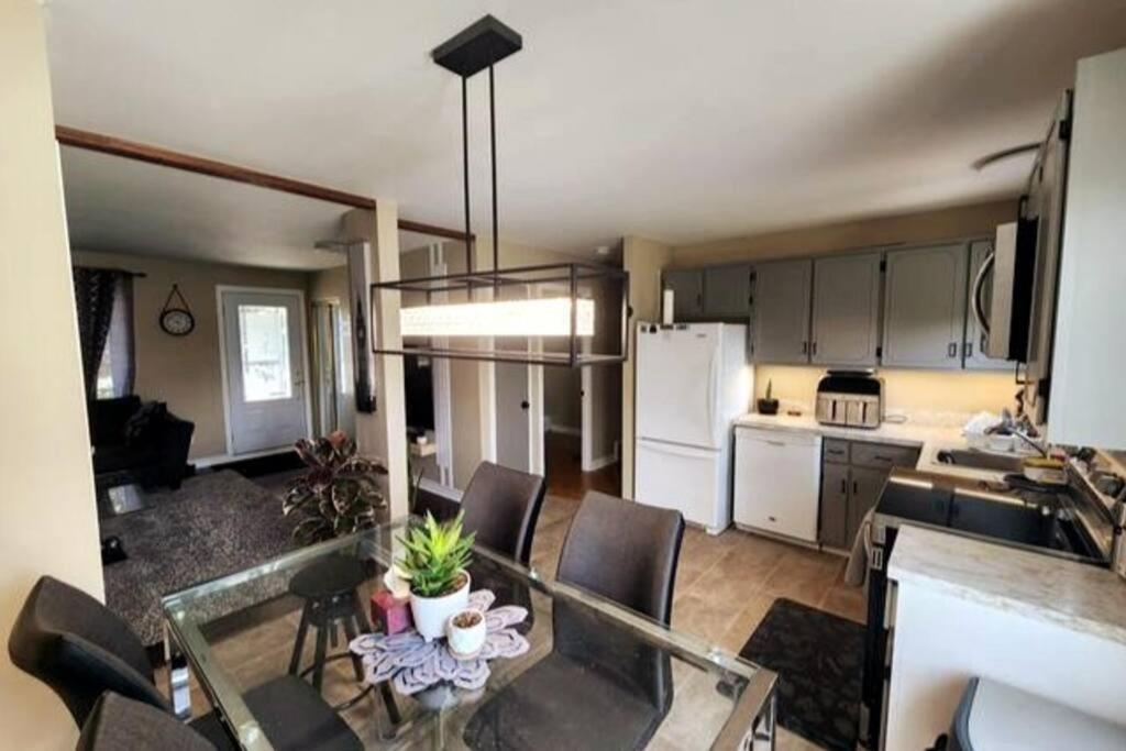 Cozy 3-Bedroom Haven, Private Pool & Parking !