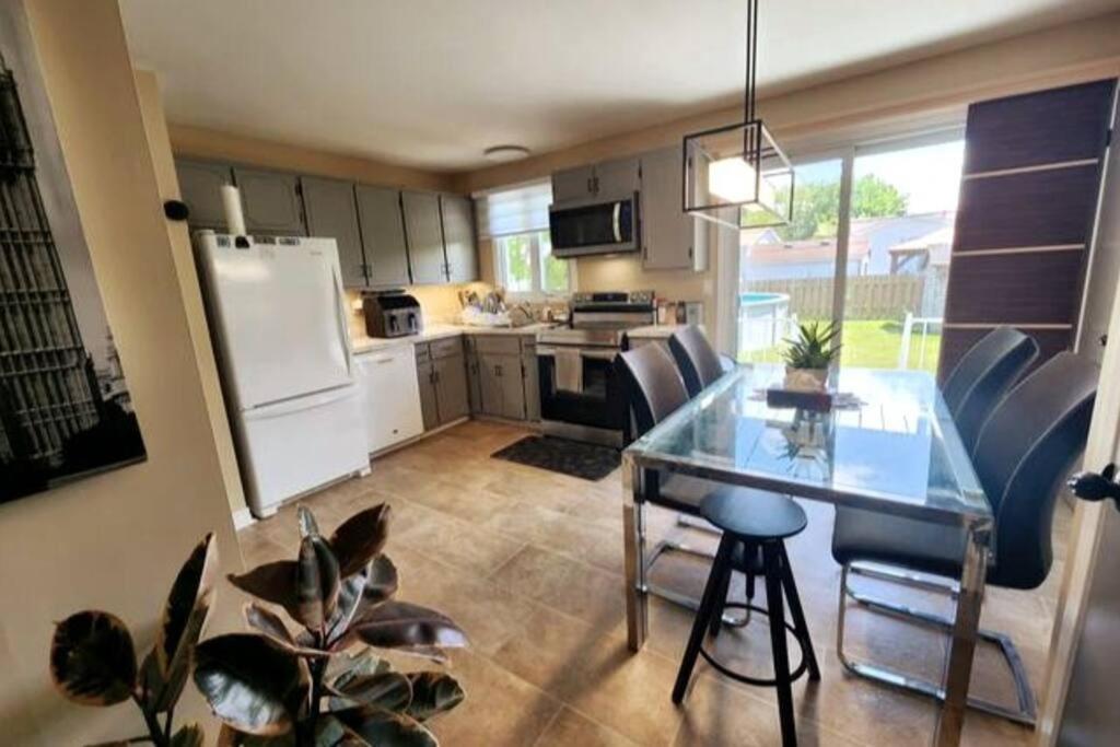 Cozy 3-Bedroom Haven, Private Pool & Parking !