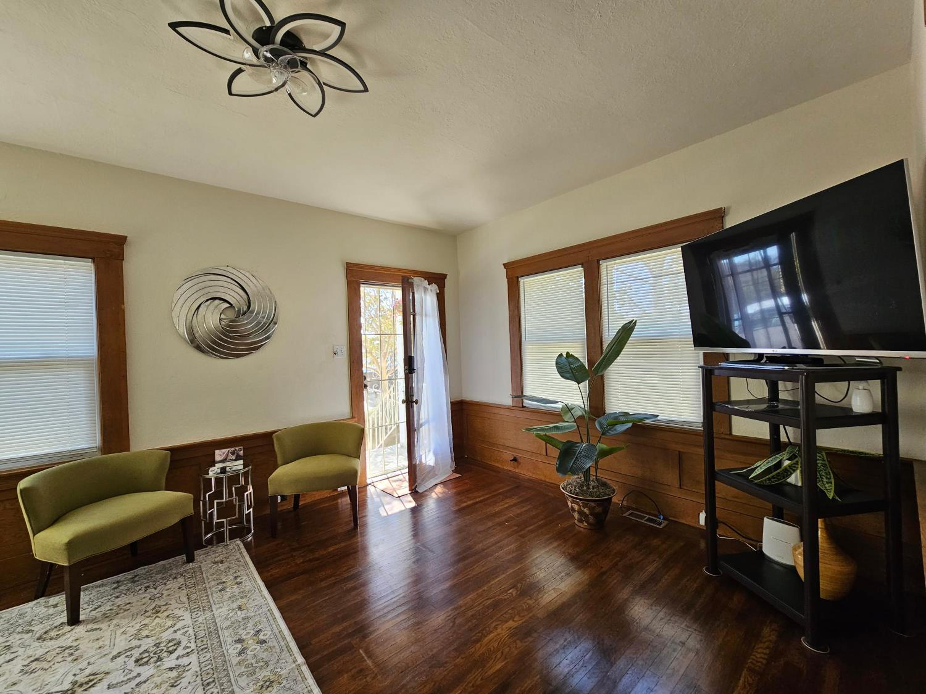 Cozy Craftman Cottage in Quiet Historic Vallejo Neighborhood view 3