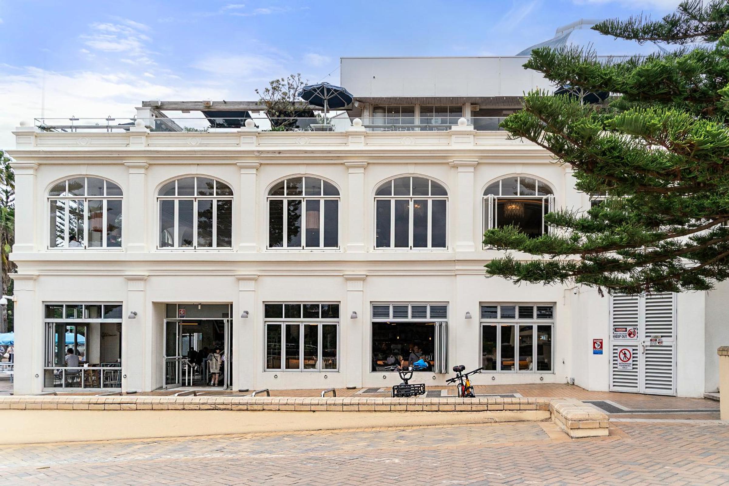 Beachside 1 BDR Apt in Coogee w Beach Rooftop View