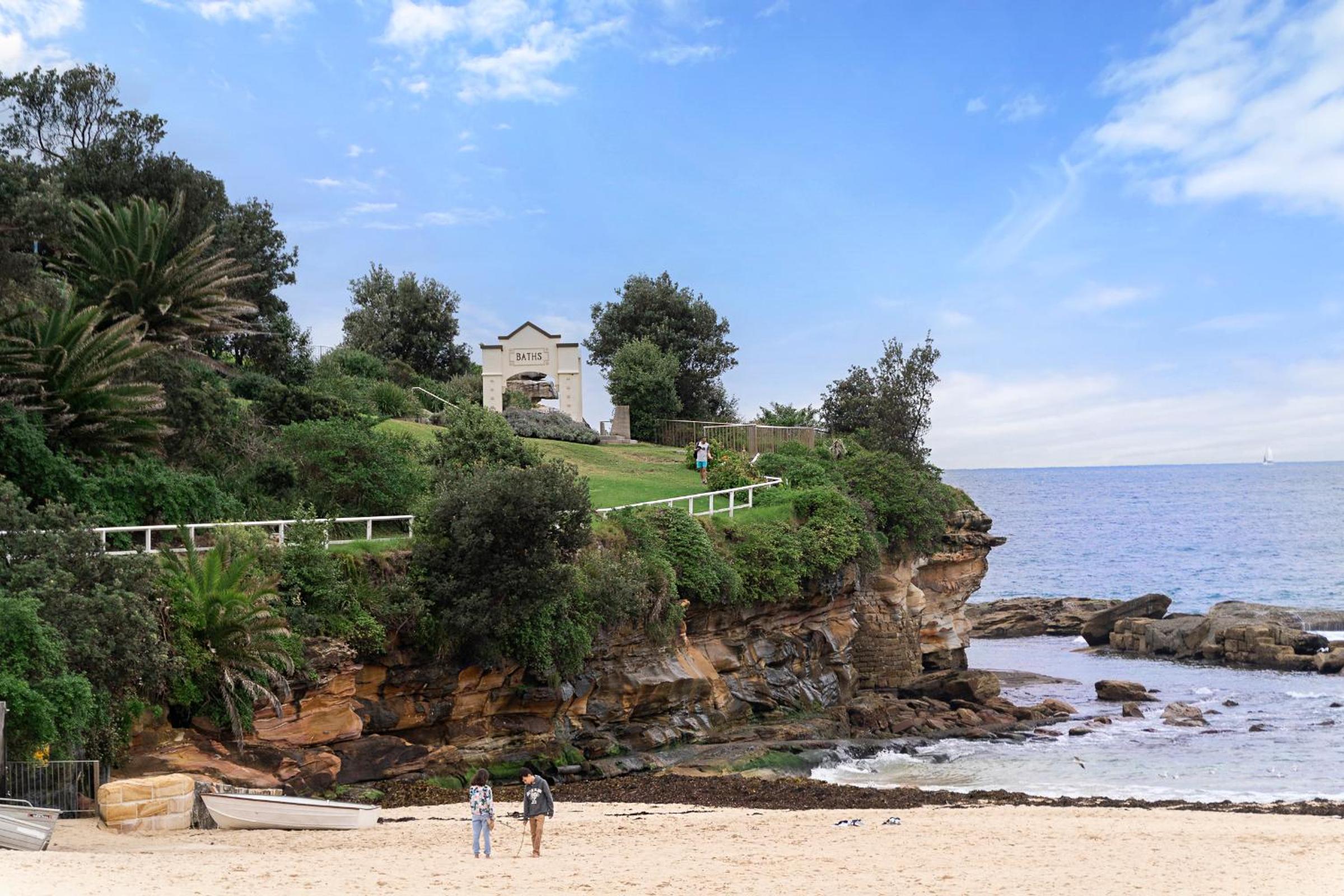 Beachside 1 BDR Apt in Coogee w Beach Rooftop View
