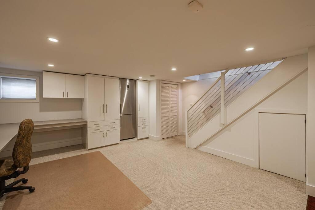 Beautiful 4BR Entire House in DC view 4