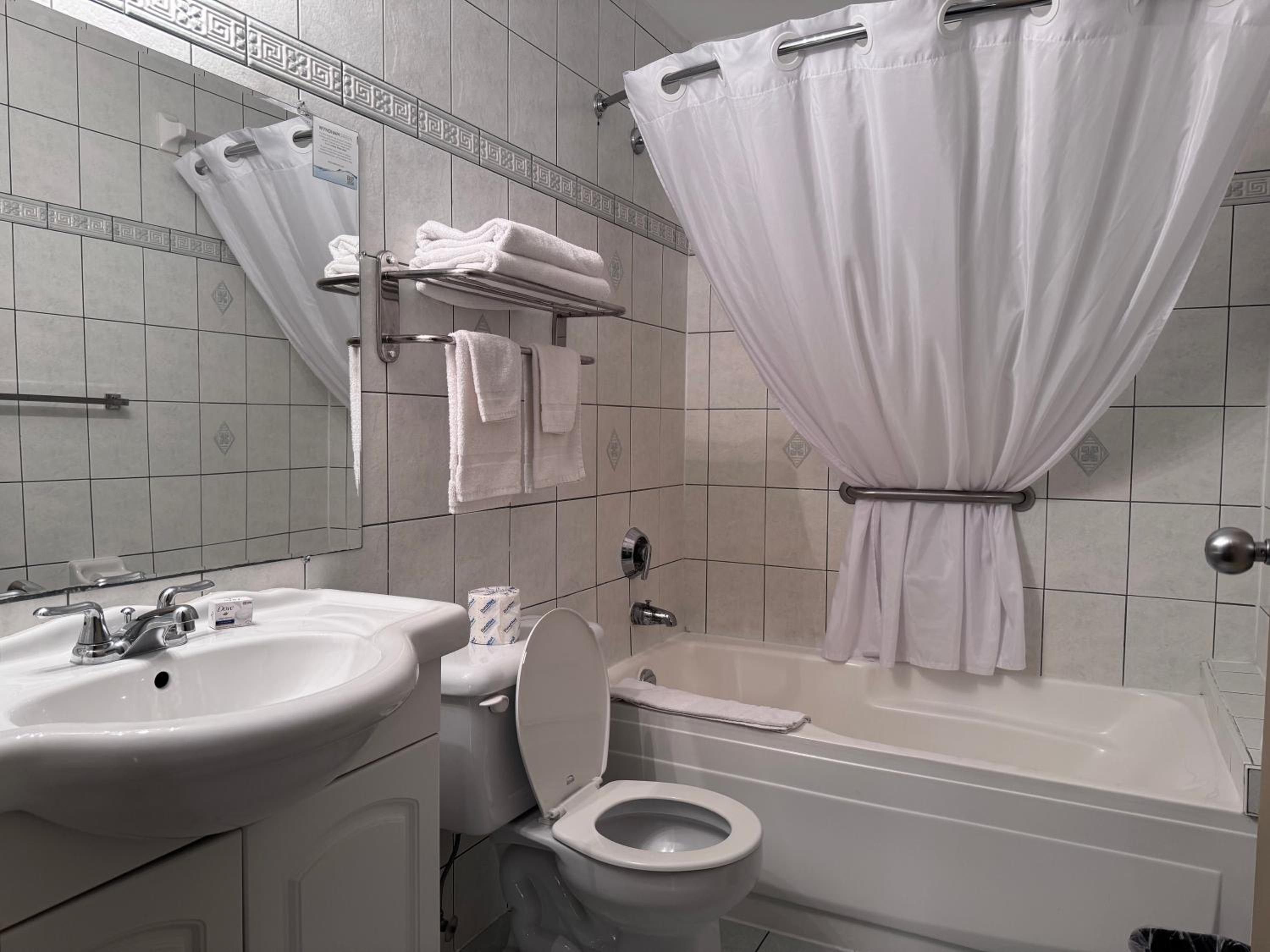 Guelph Vacations - Super 8 by Wyndham Guelph - Property Image 8