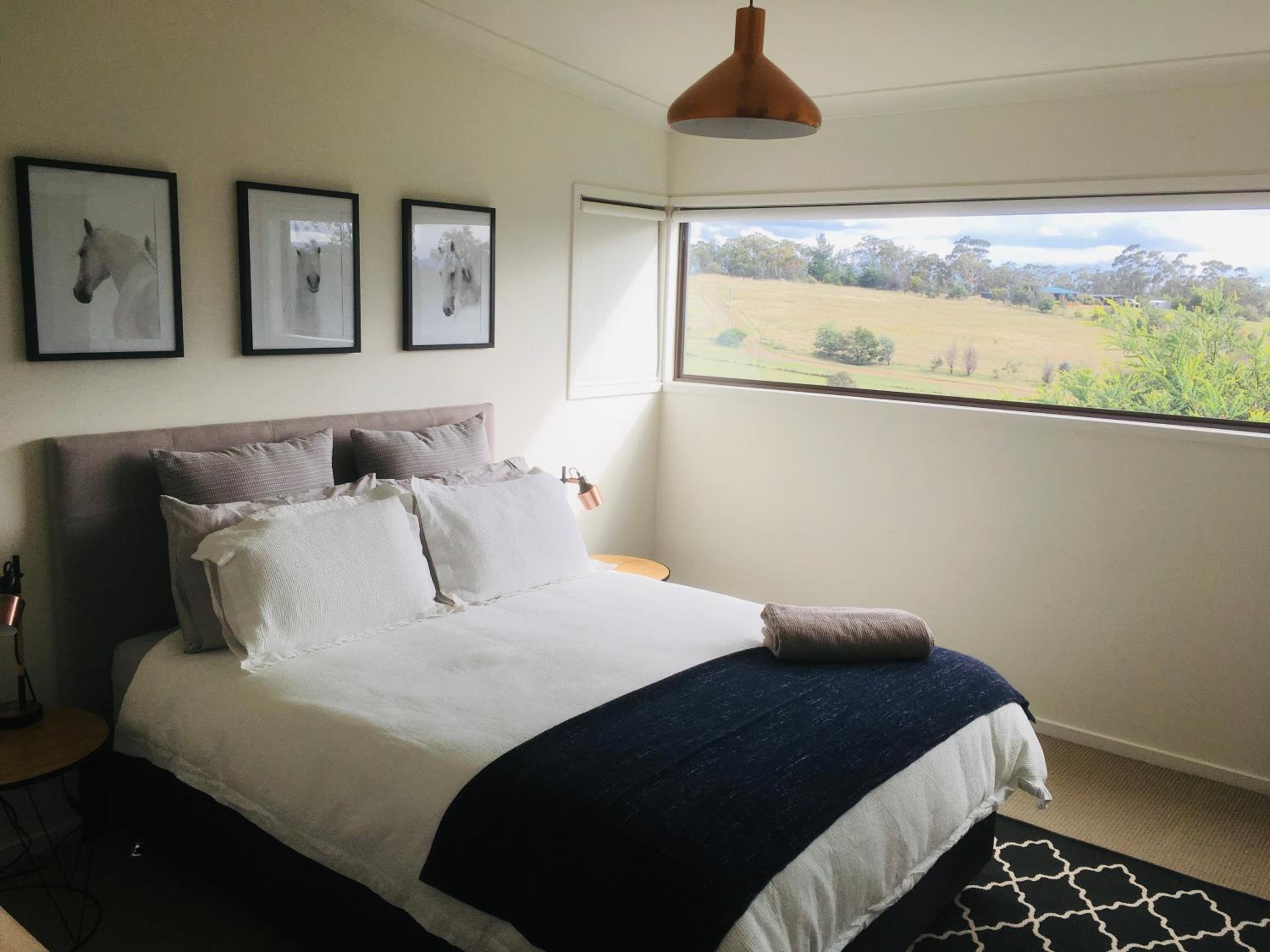 Architecturally Designed Rural Retreat 3 bedroom HOUSE or 1 bedroom CABIN with more than 150 five stars rating