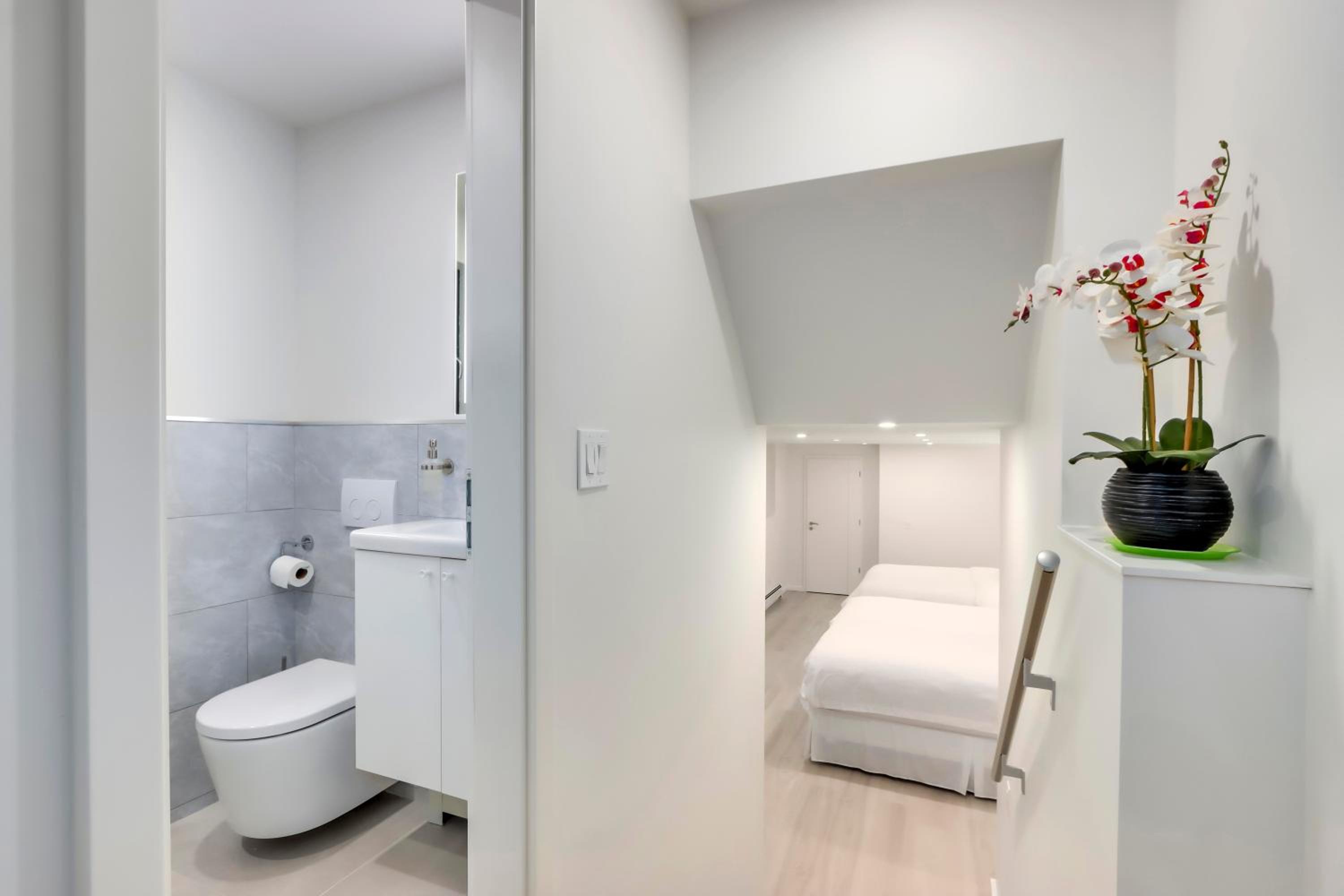 Modern King-Size Guest Suite