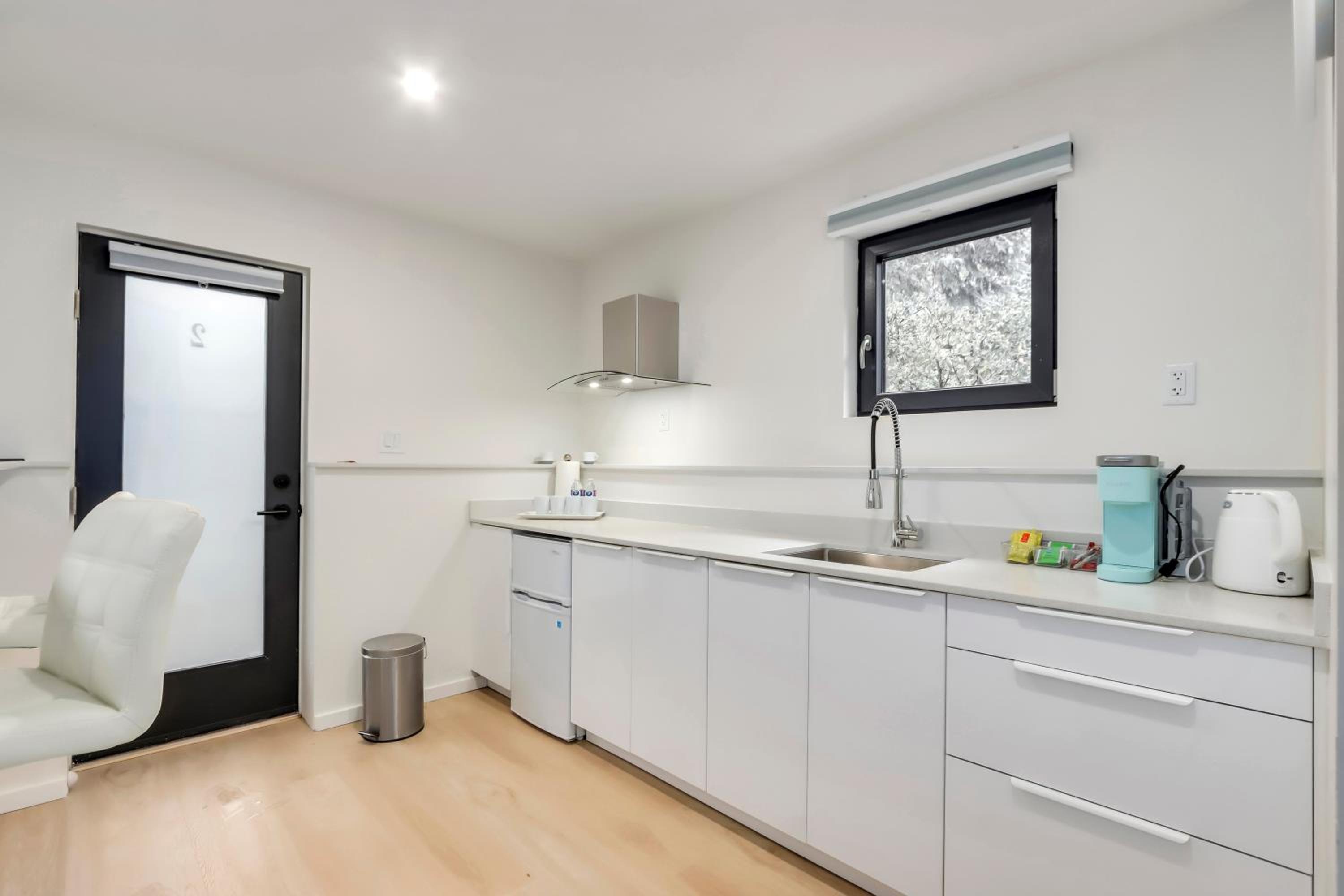 Modern King-Size Guest Suite