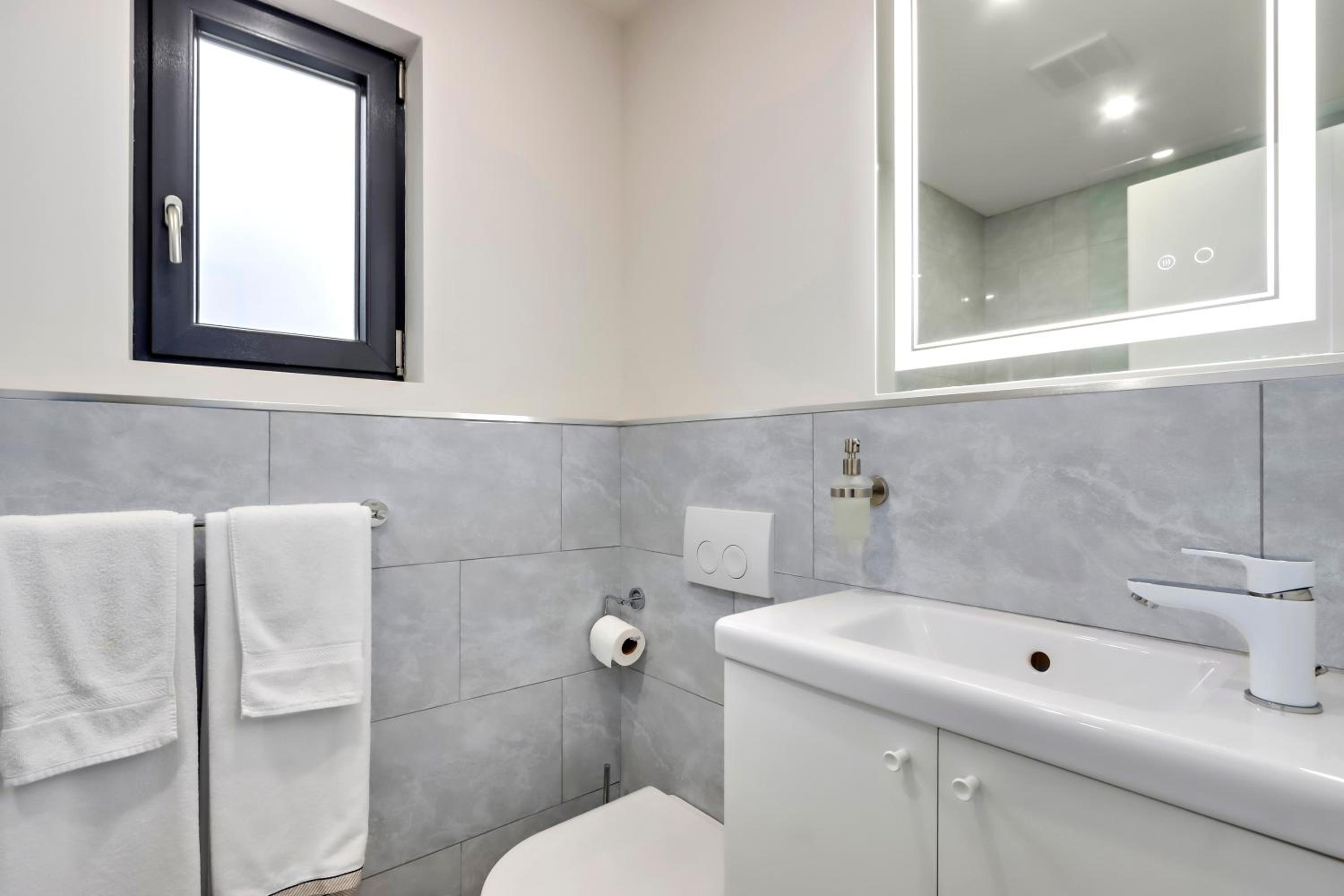 Modern King-Size Guest Suite