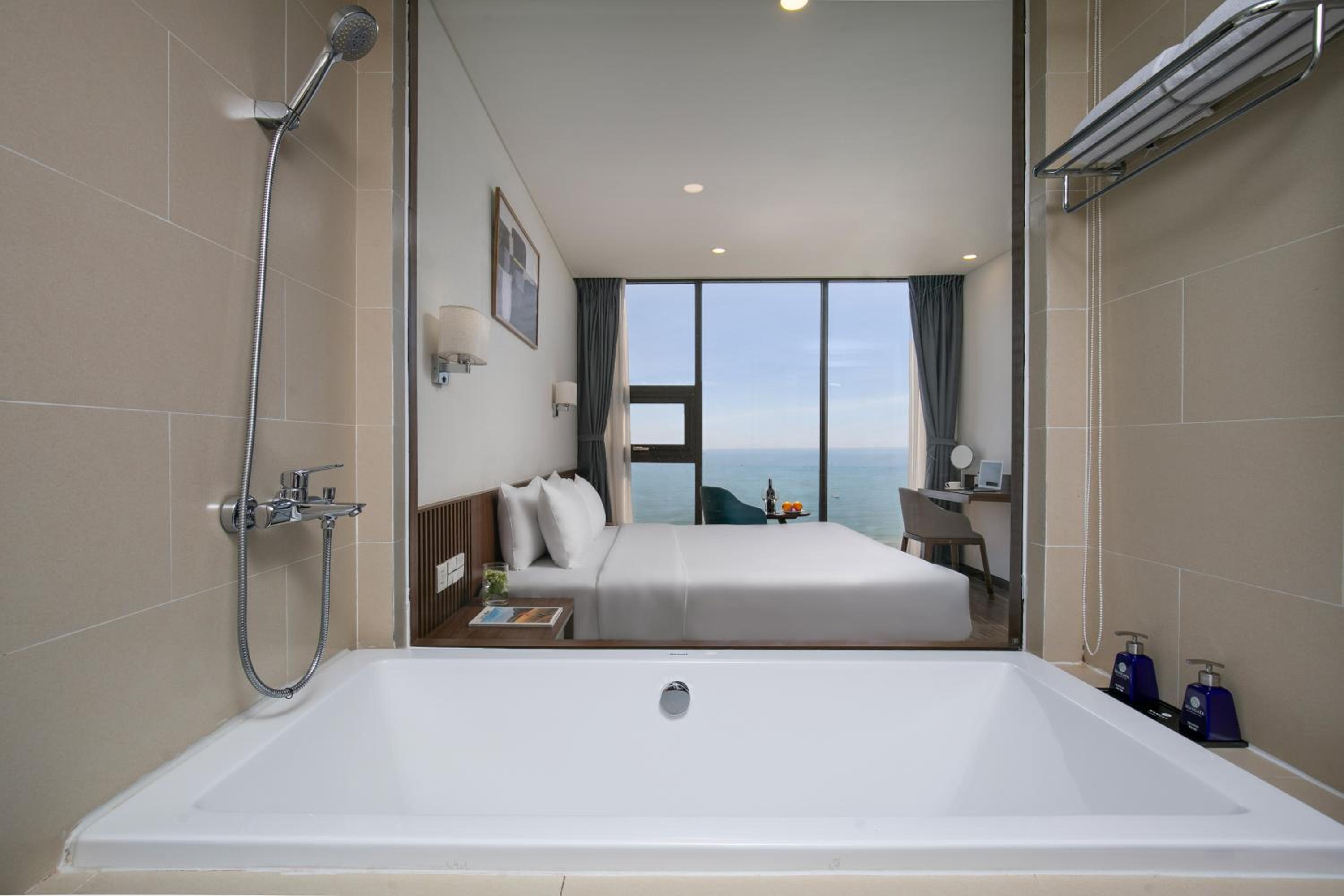 Mangata Beachfront Hotel 4