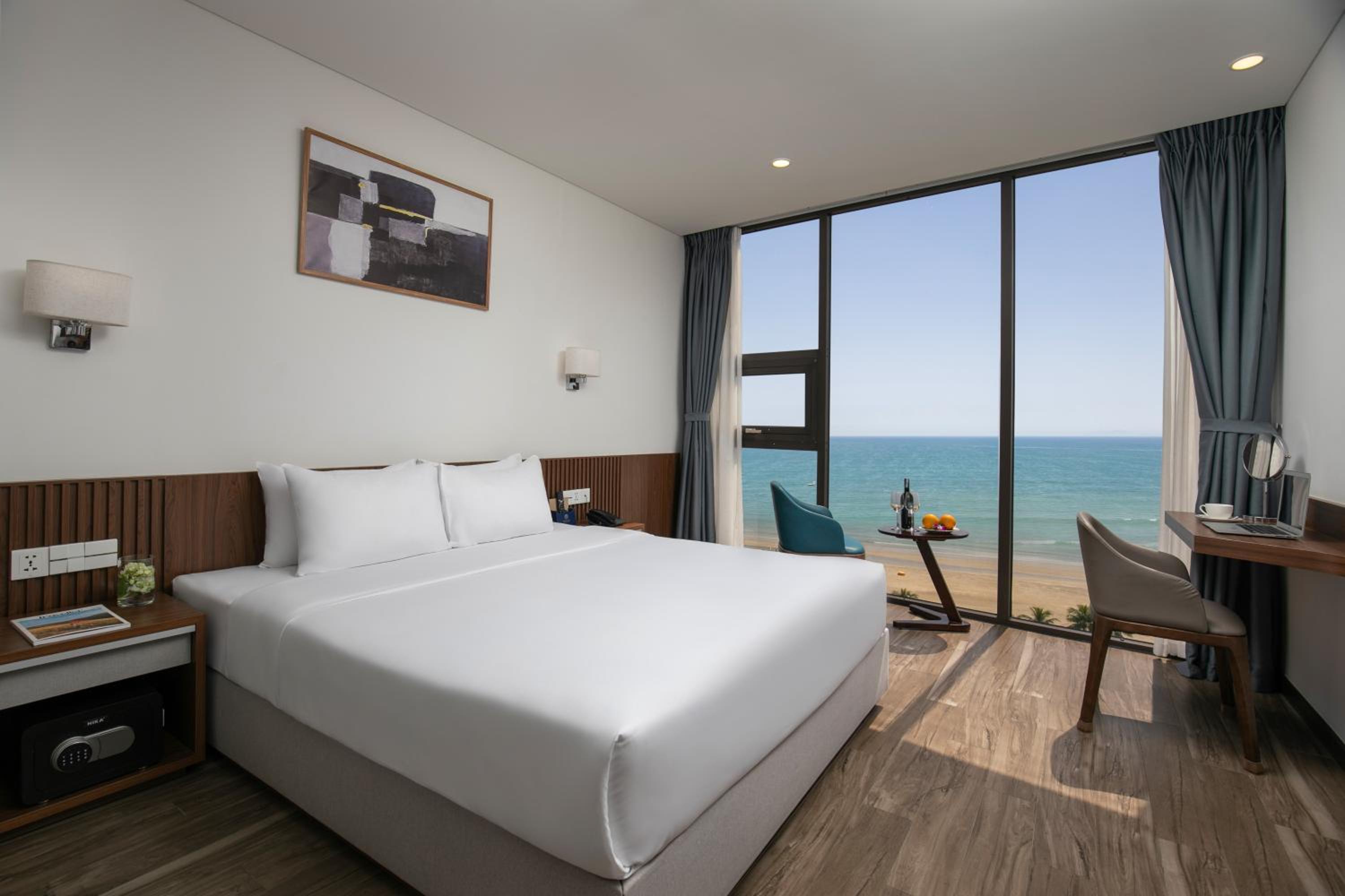 Mangata Beachfront Hotel 9