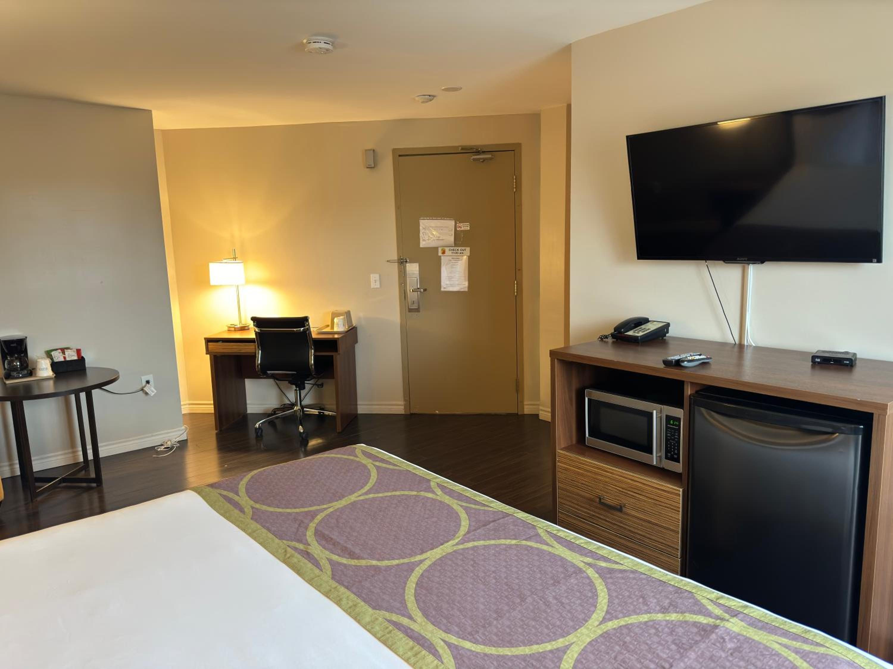 Guelph Vacations - Super 8 by Wyndham Guelph - Property Image 1