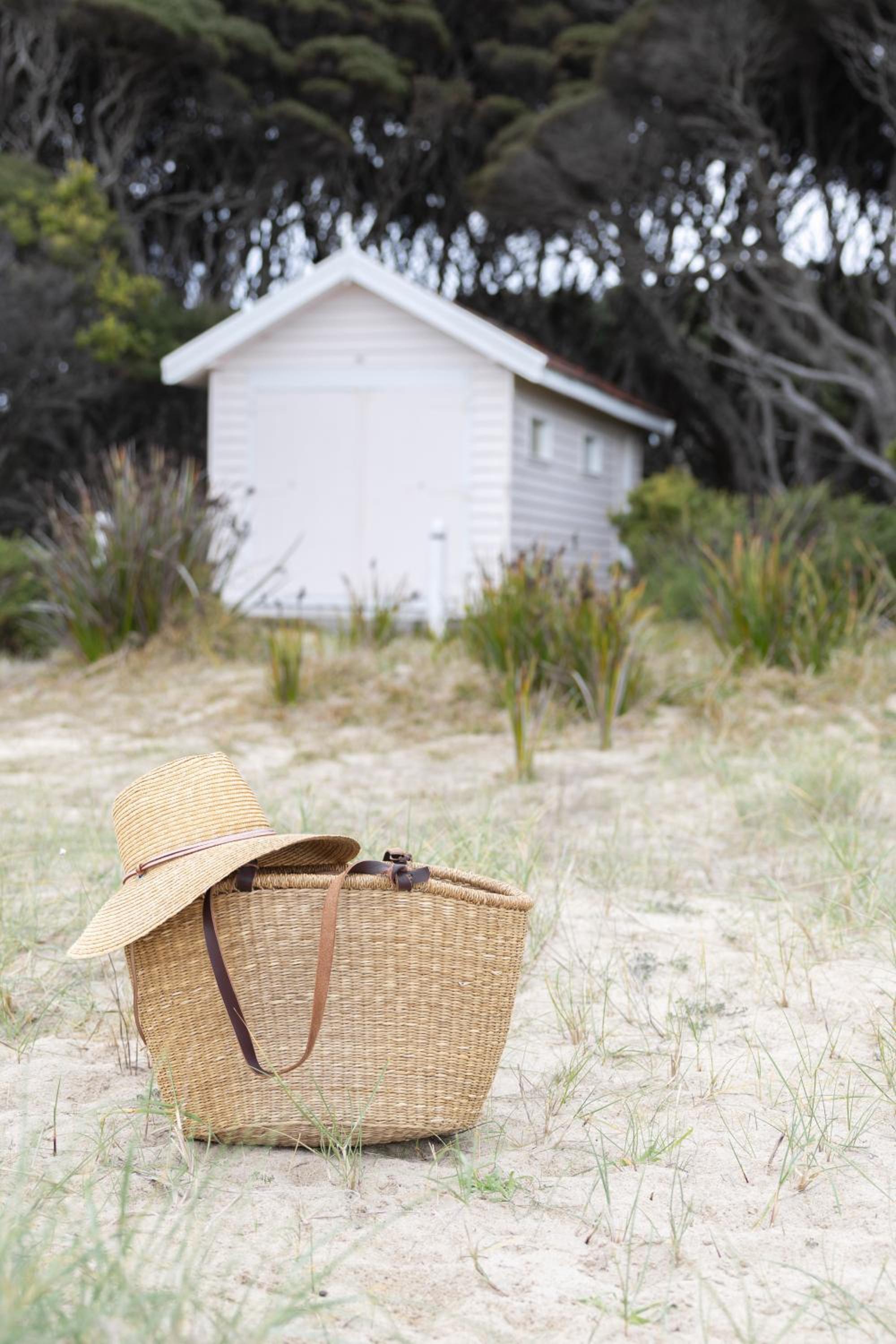 Facing the Sun 5 min walk to beach & sleeps 8
