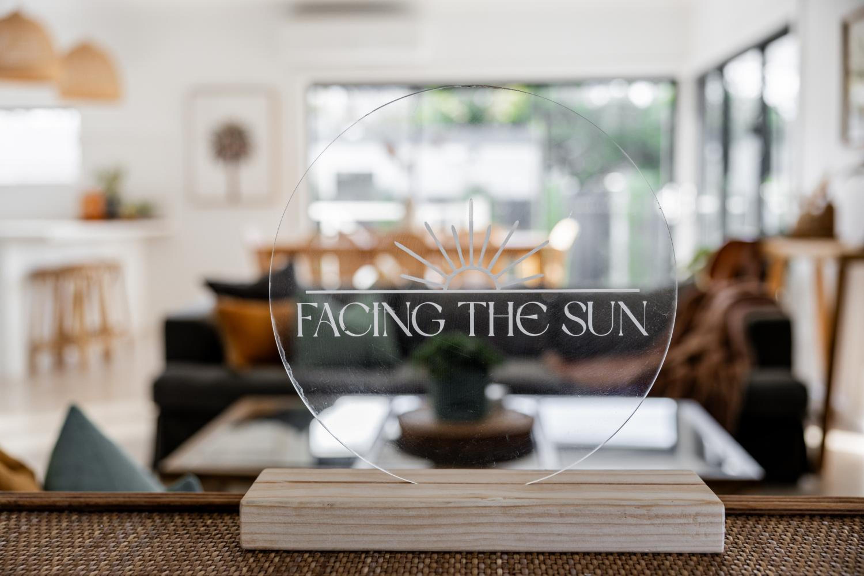 Facing the Sun 5 min walk to beach & sleeps 8