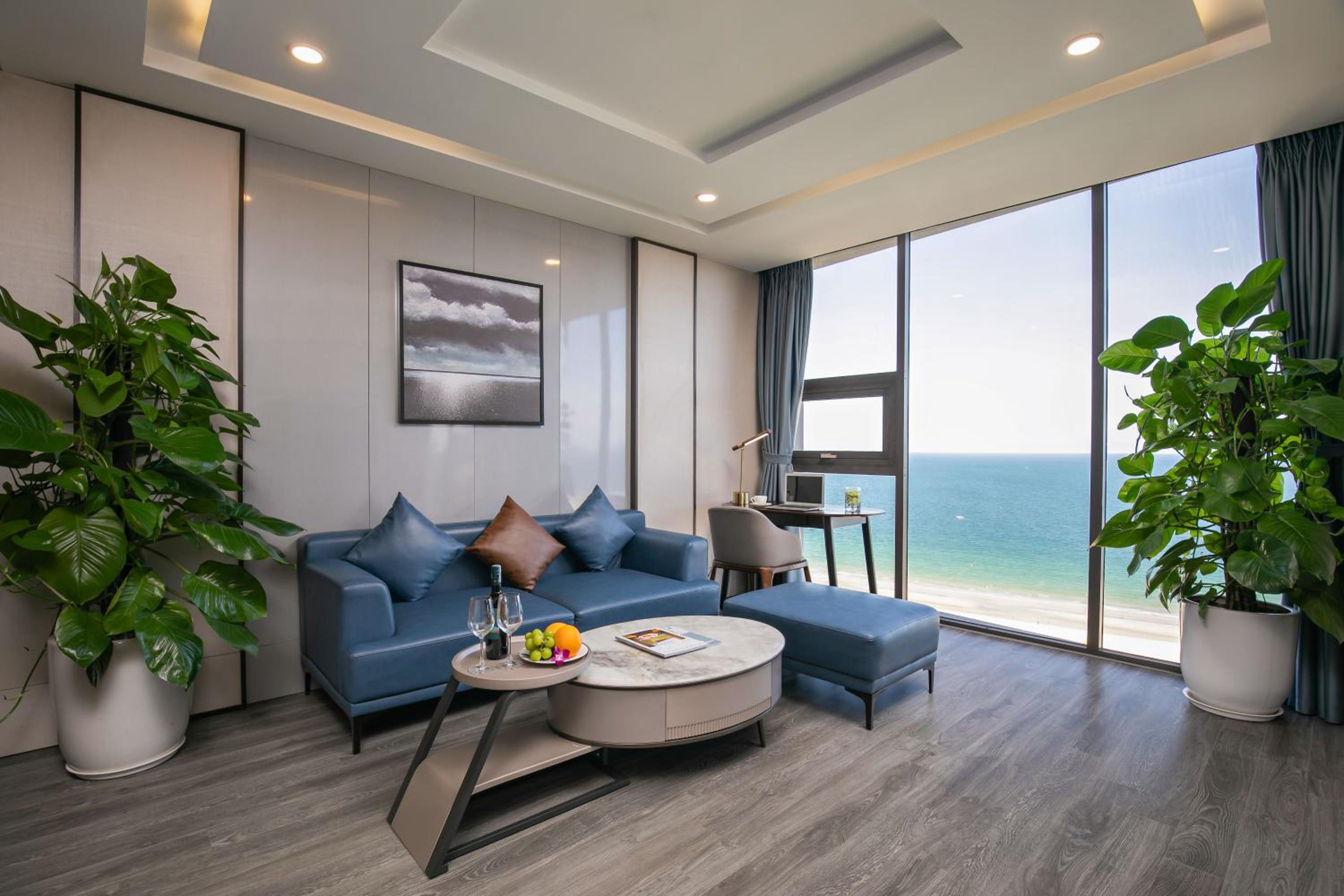 Mangata Beachfront Hotel 13