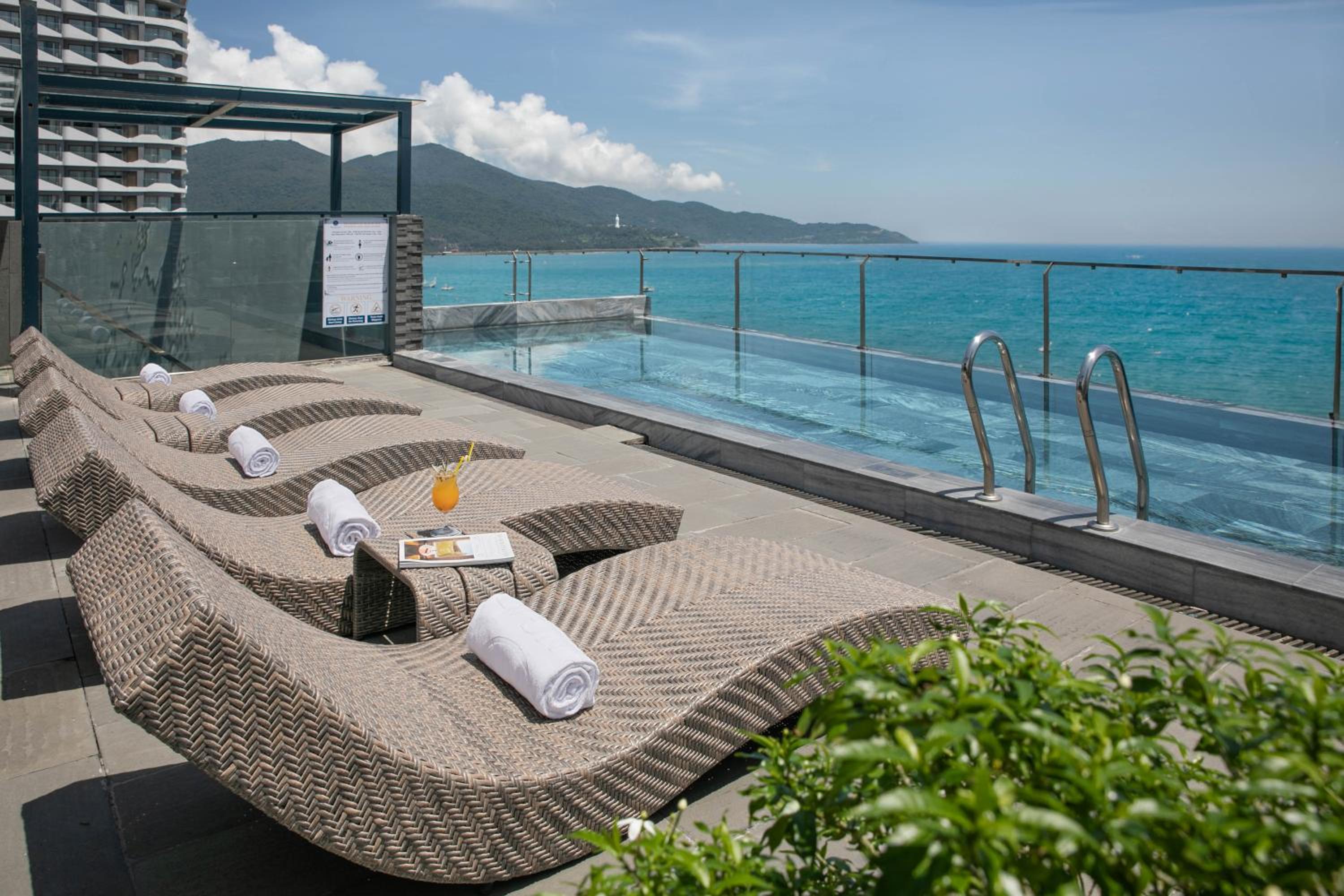 Mangata Beachfront Hotel 6