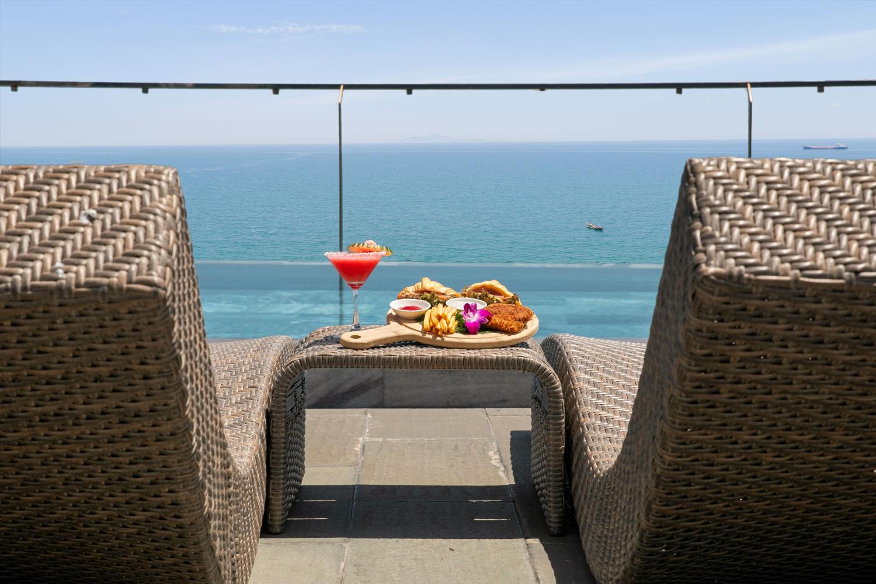 Mangata Beachfront Hotel 3