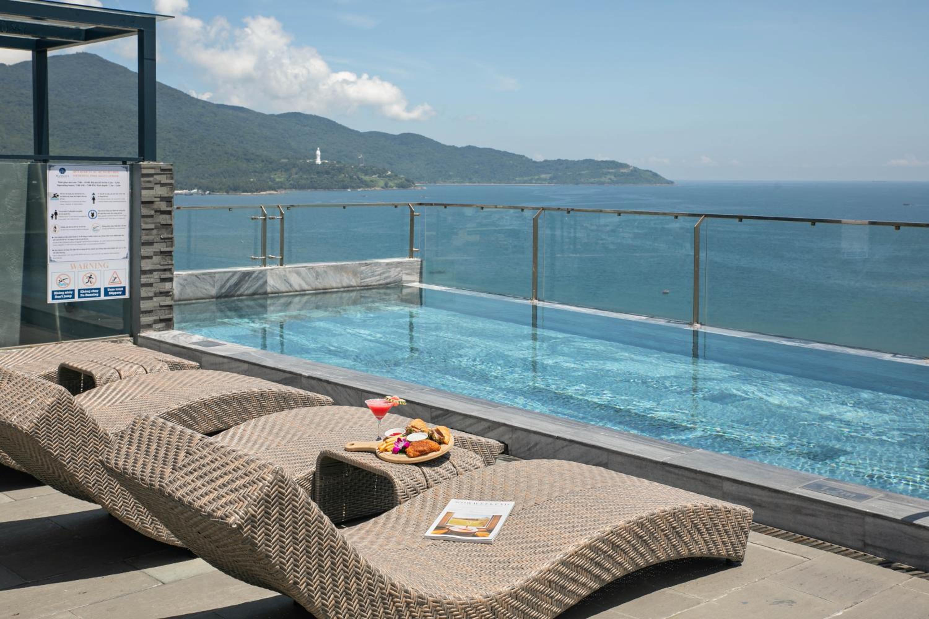 Mangata Beachfront Hotel 8