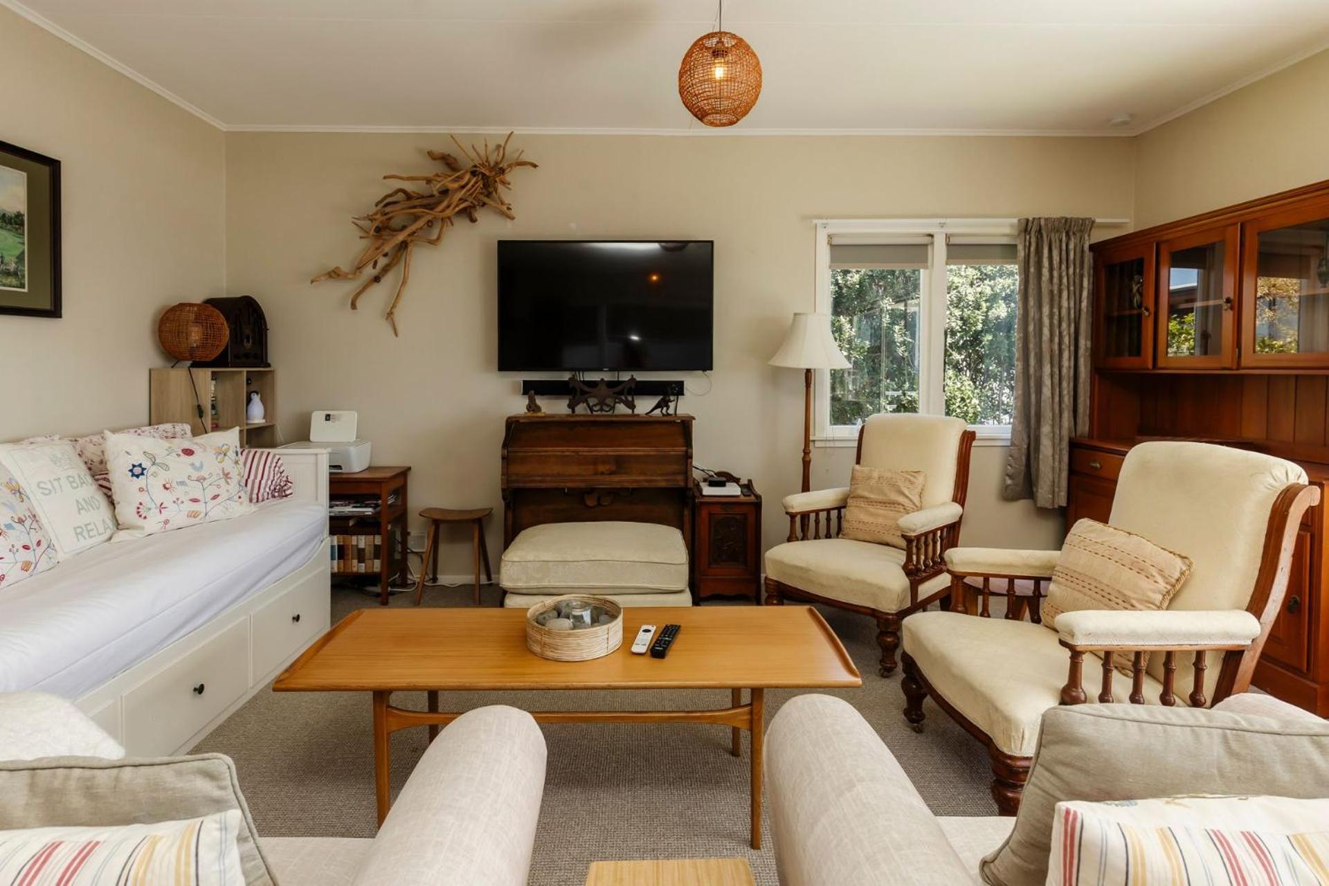 Messenger Magic - classic 5BR Kiwi bach view 4