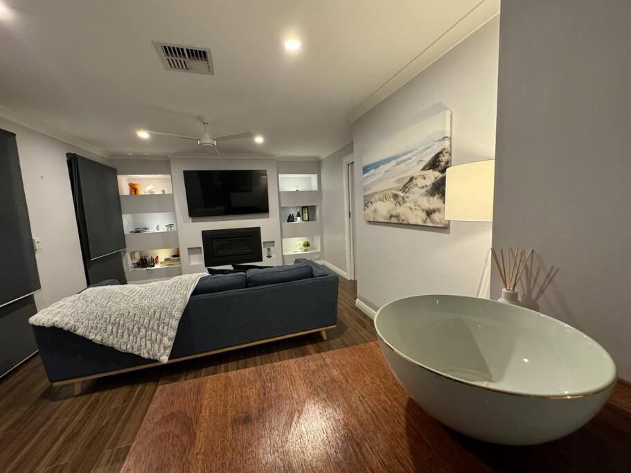 Deluxe modern family home with Pool
