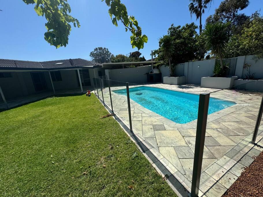 Deluxe modern family home with Pool