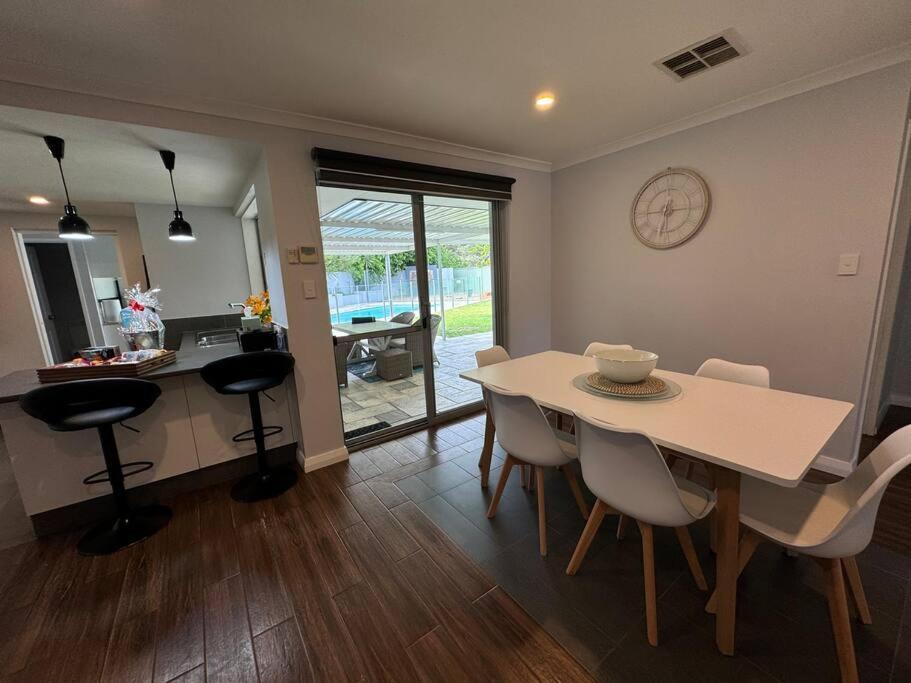 Deluxe modern family home with Pool