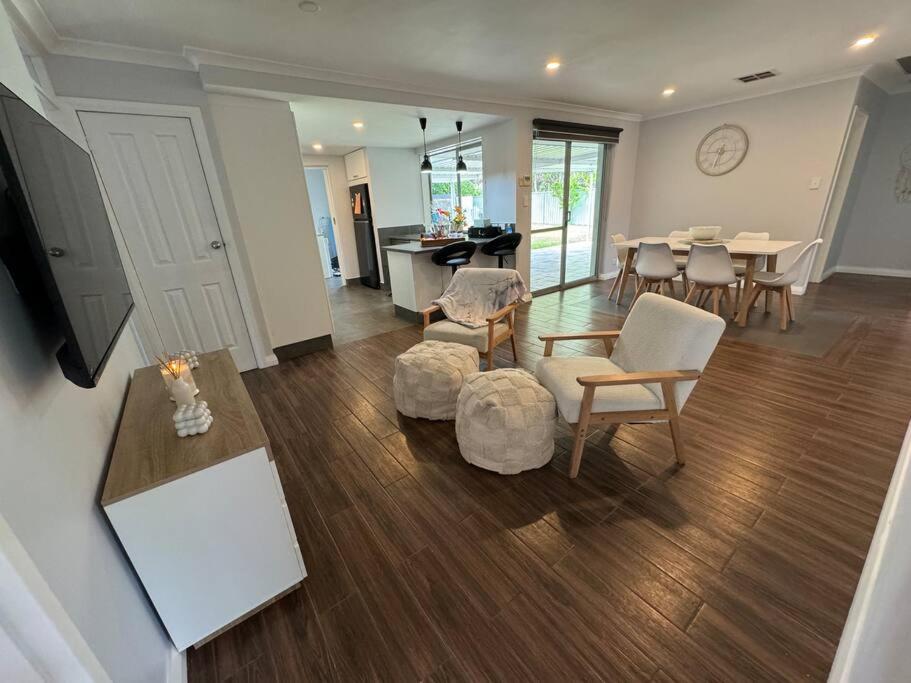 Deluxe modern family home with Pool