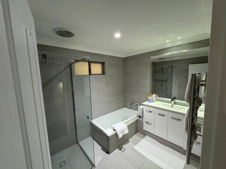 Deluxe modern family home with Pool