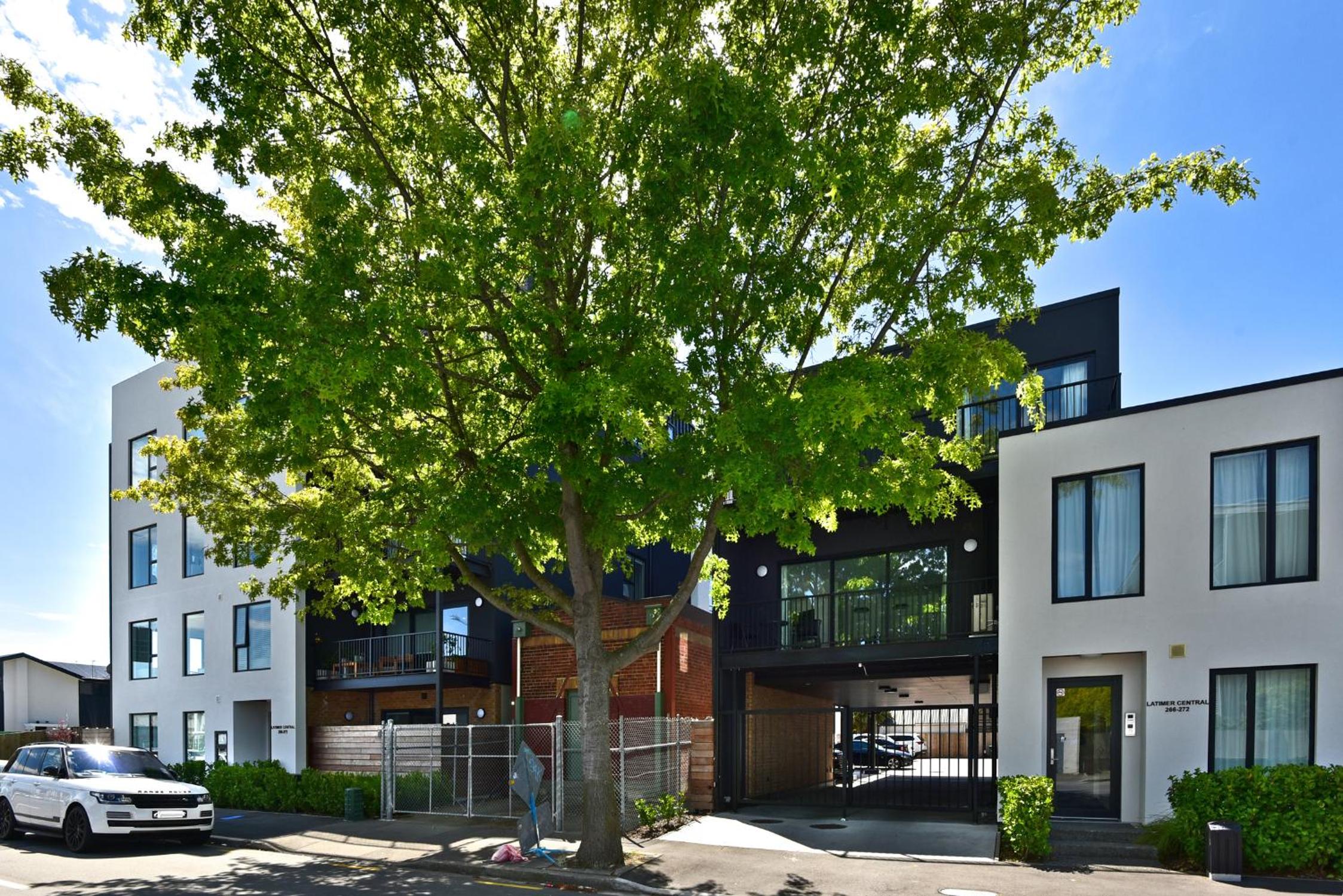 Latimer Central - 250m to stadium - secure parking - bookahome-nz view 3
