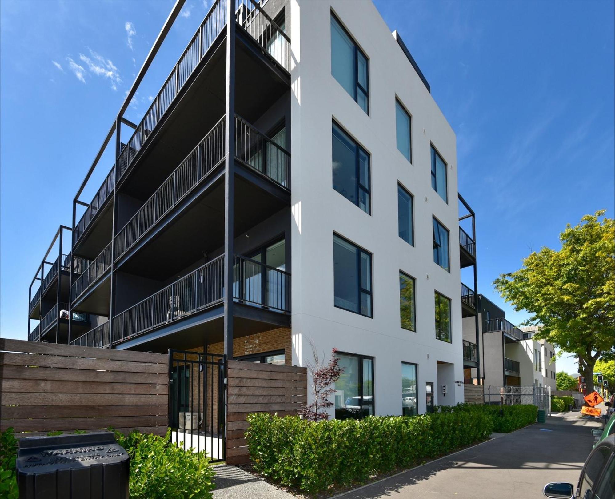Latimer Central - 250m to stadium - secure parking - bookahome-nz view 2