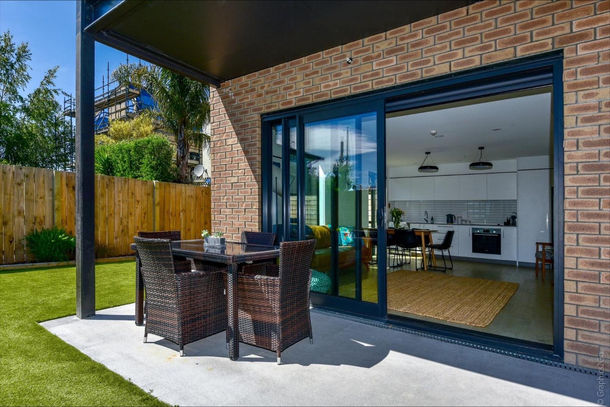 Latimer Central - 250m to stadium - secure parking - bookahome-nz view 5