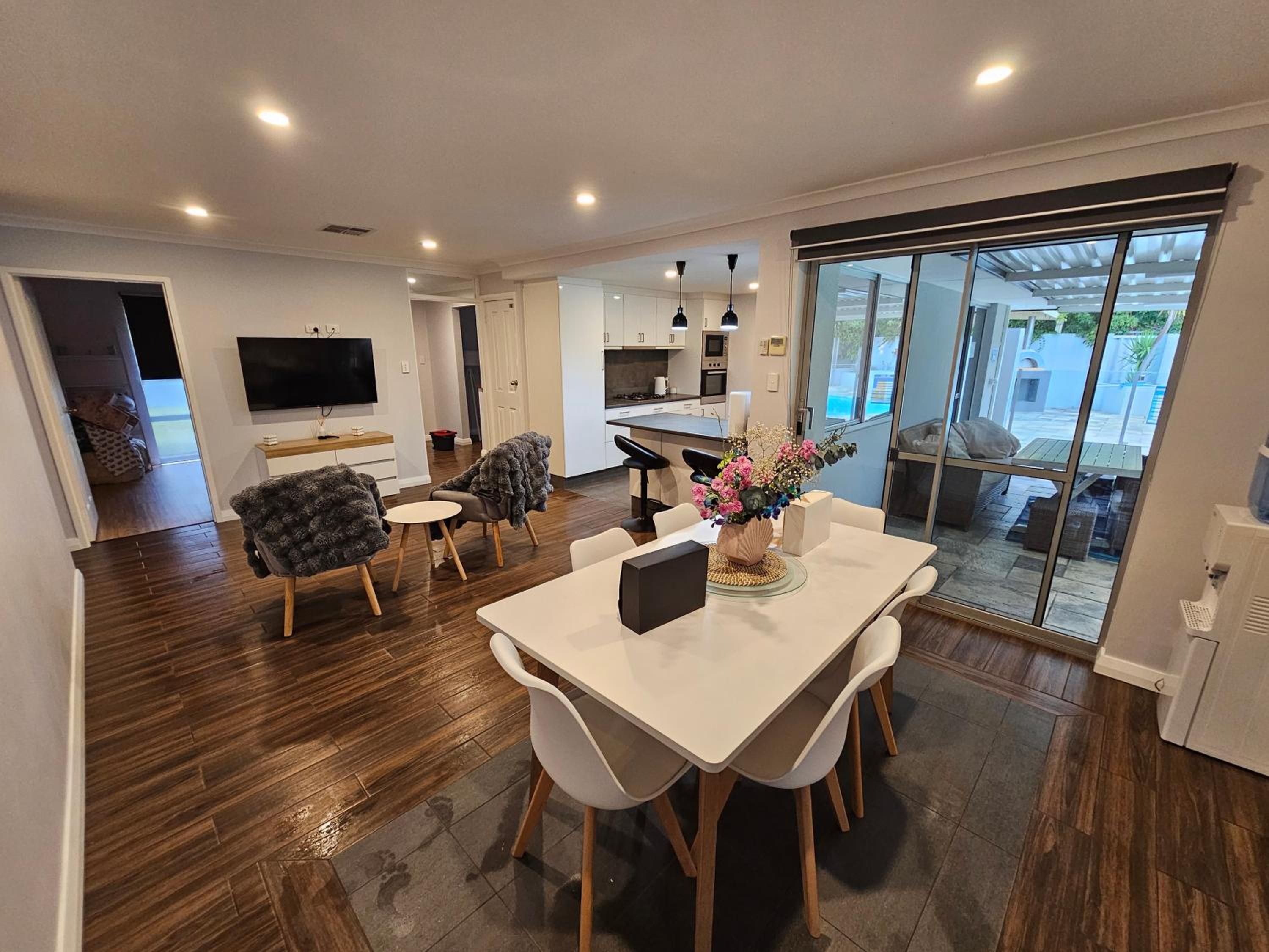 Deluxe modern family home with Pool
