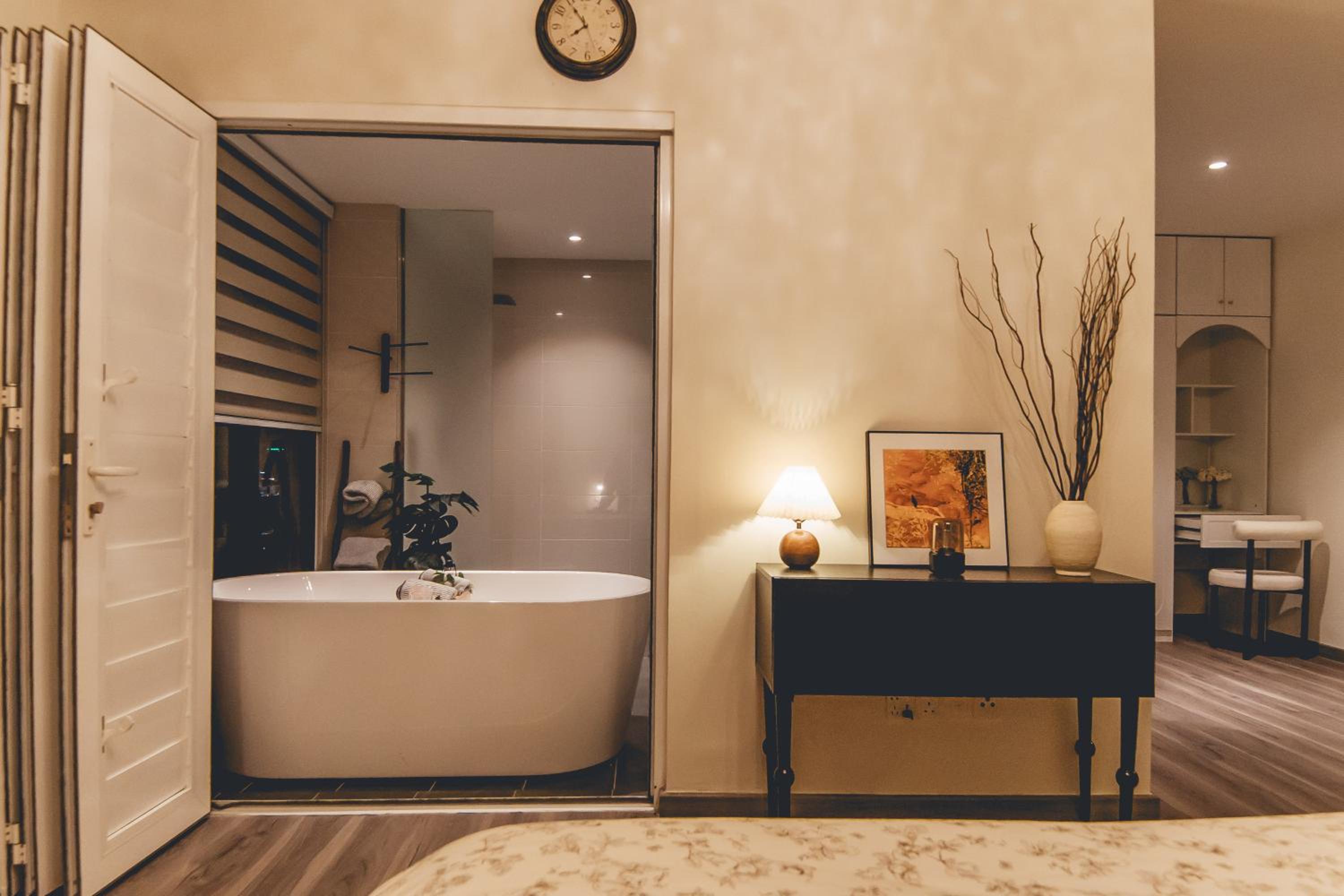 Cozy French Suite Bathtub Mosaic Midvalley 2-9px