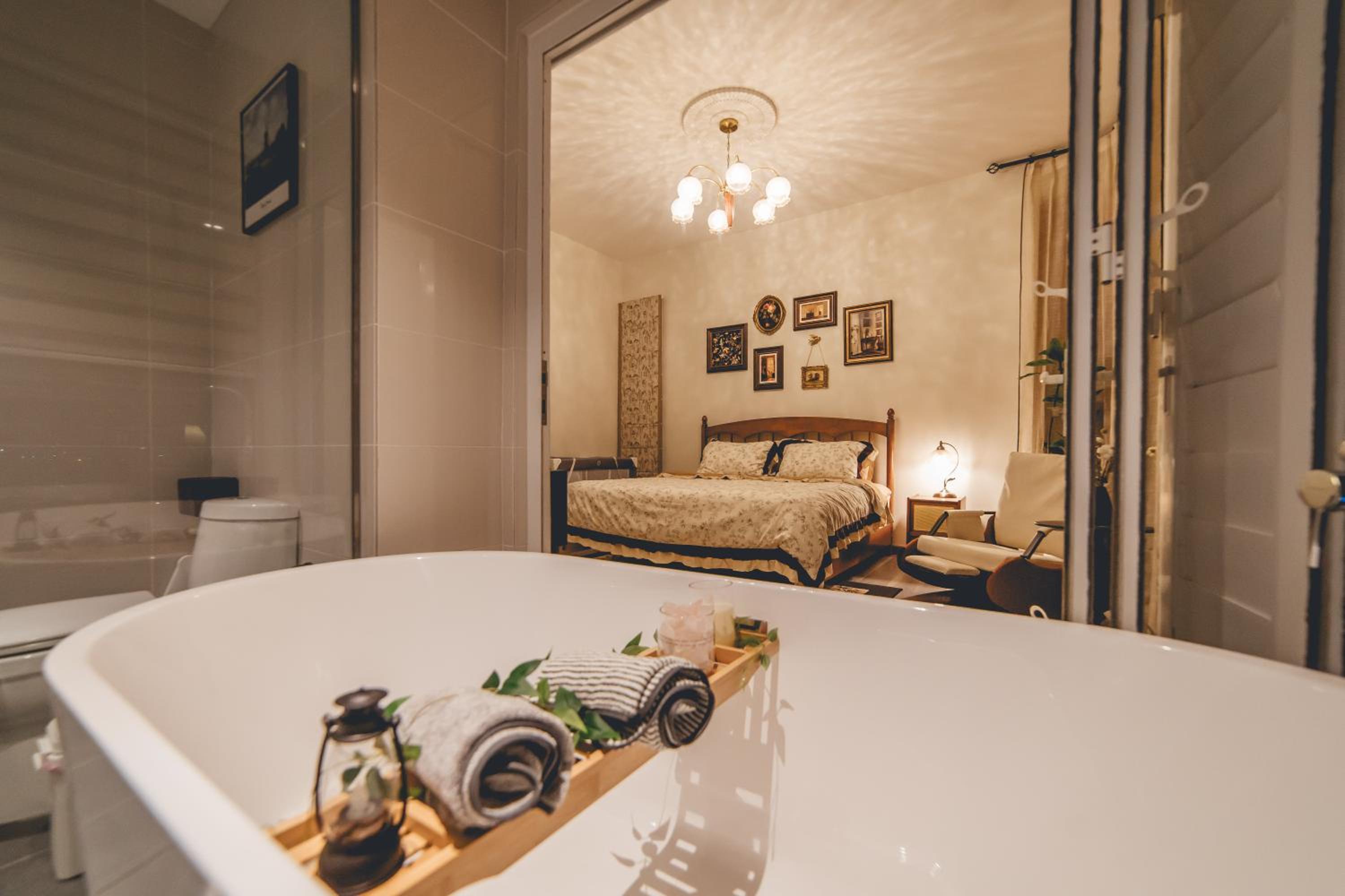 Cozy French Suite Bathtub Mosaic Midvalley 2-9px