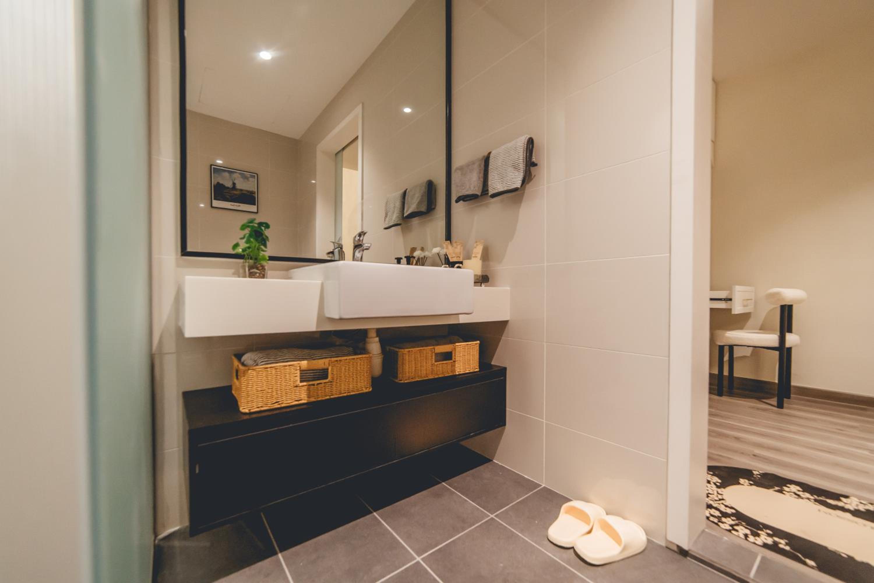 Cozy French Suite Bathtub Mosaic Midvalley 2-9px