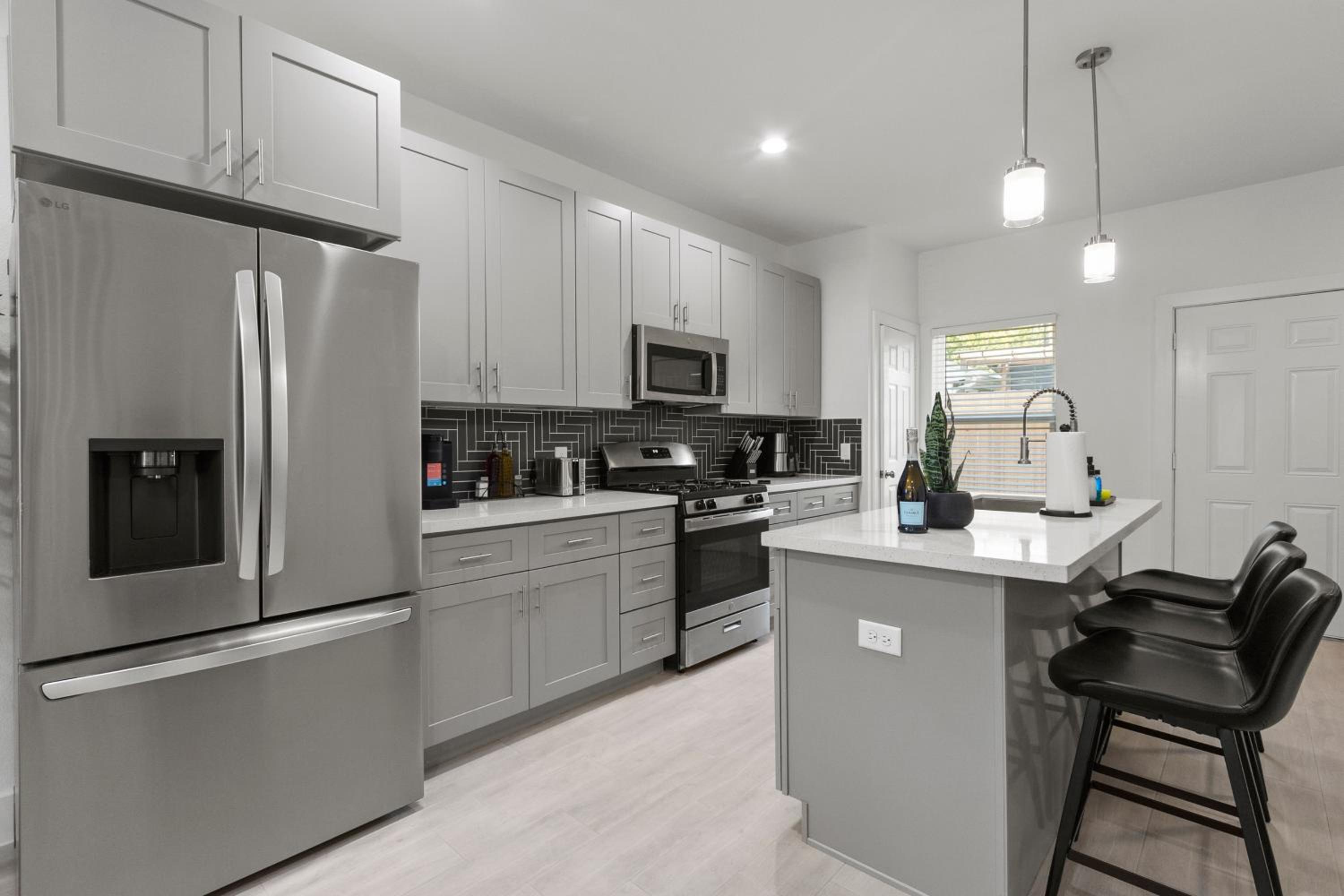 Stylish 3 Bedroom Rental - Just Minutes from Dowtown Houston view 2