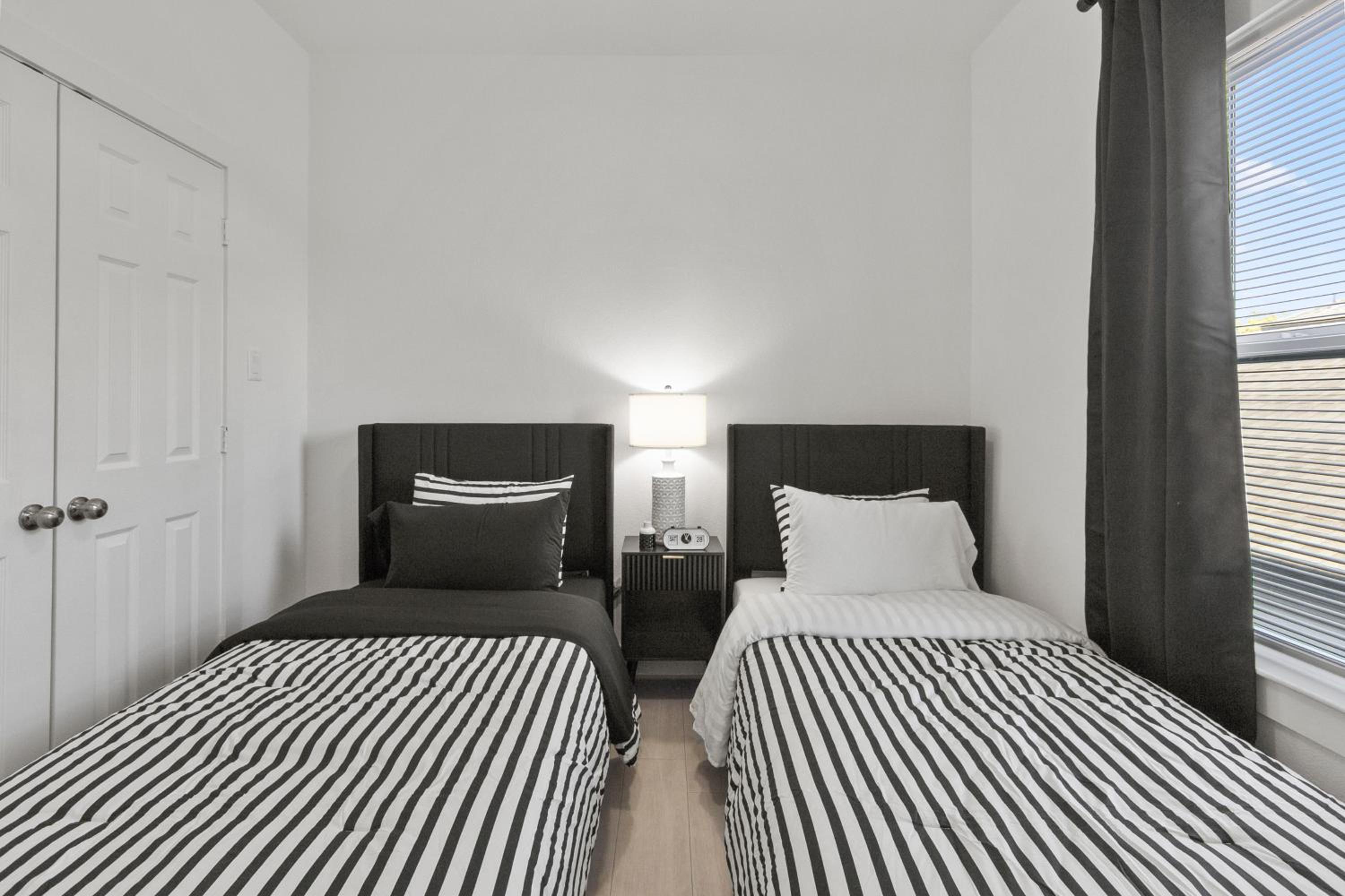Stylish 3 Bedroom Rental - Just Minutes from Dowtown Houston view 3