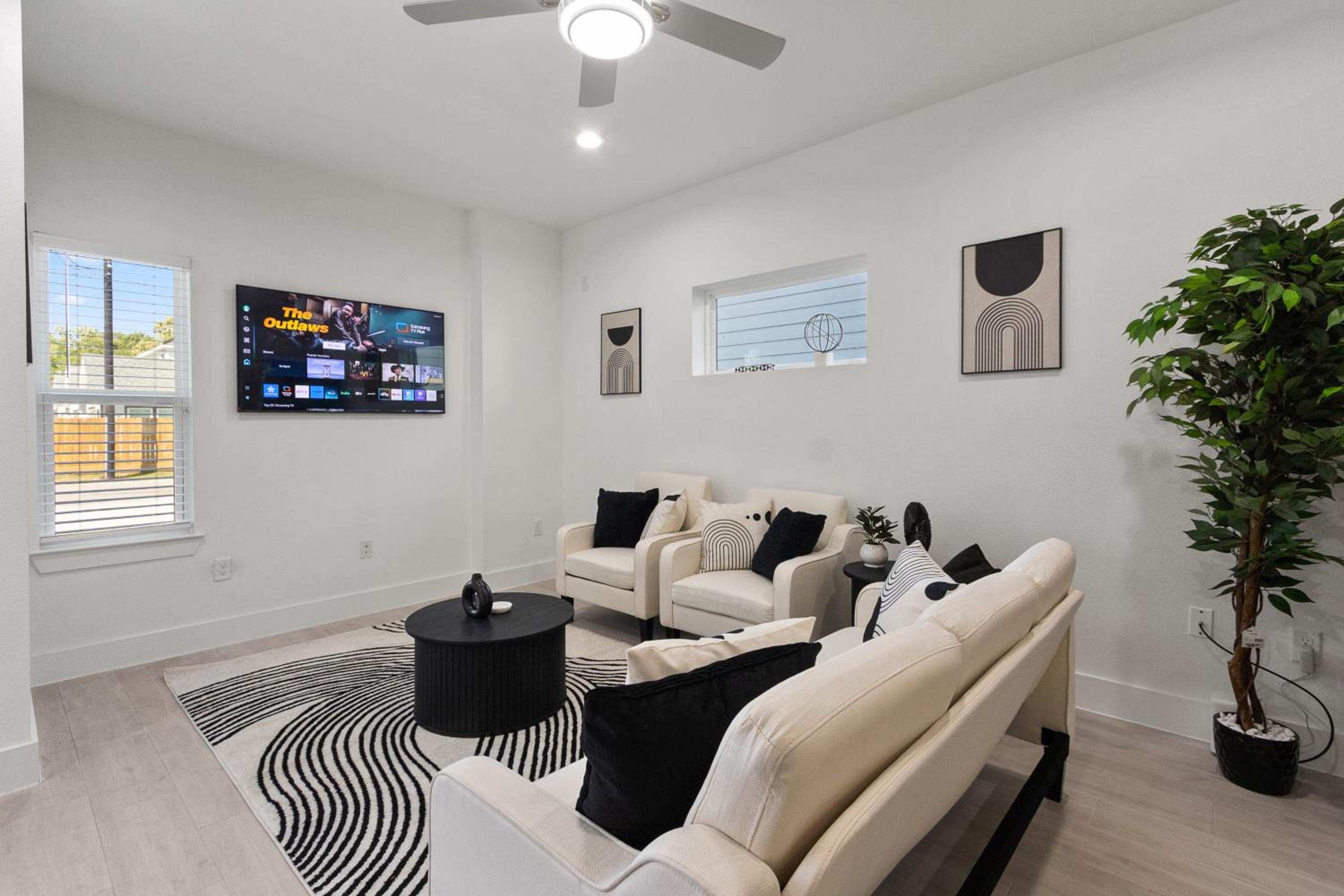 Stylish 3 Bedroom Rental - Just Minutes from Dowtown Houston view 5