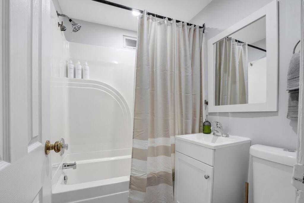 The Blushwood Suite Mins to DT & Trails