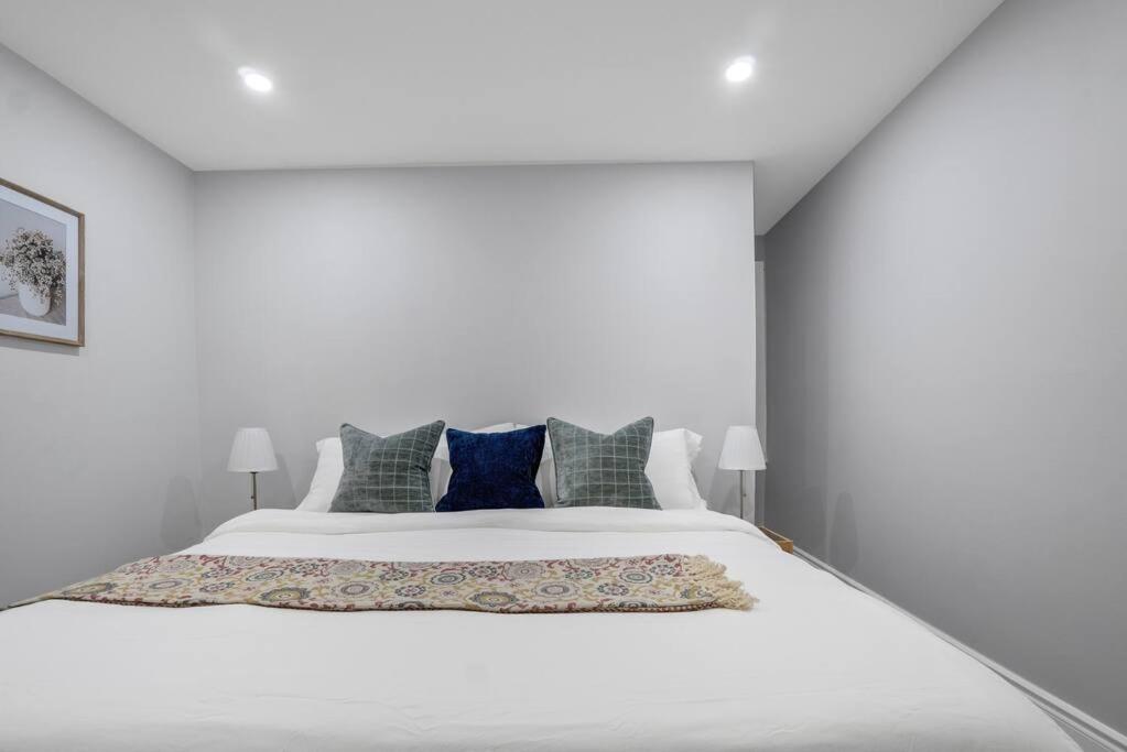 The Blushwood Suite Mins to DT & Trails