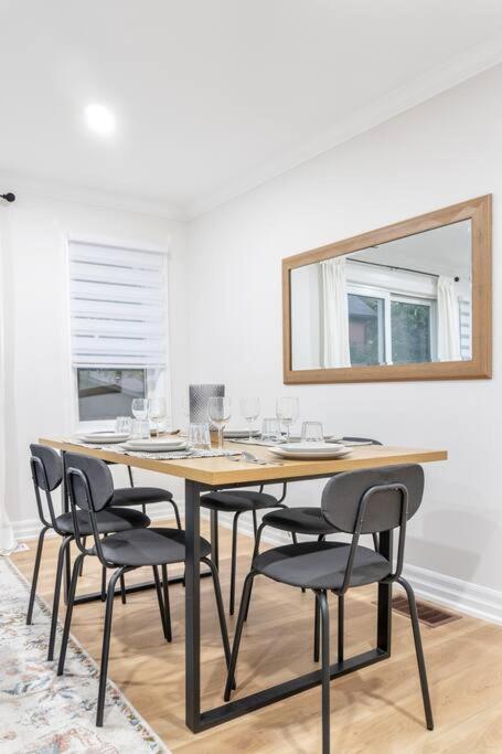 The Blushwood Suite Mins to DT & Trails