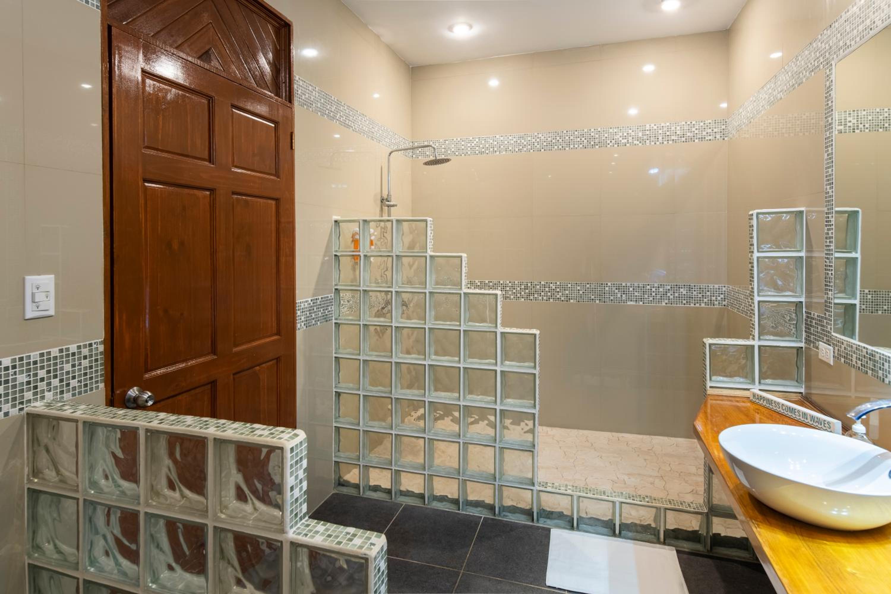 Pangea Lodge with Shared Pool at the Heart of Manzanillo