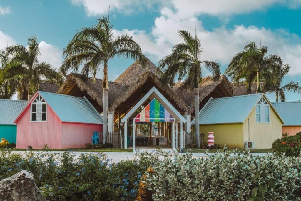 Cozy Pool and Jacuzzi 10 minutes to Best Beaches, Downtown view 5